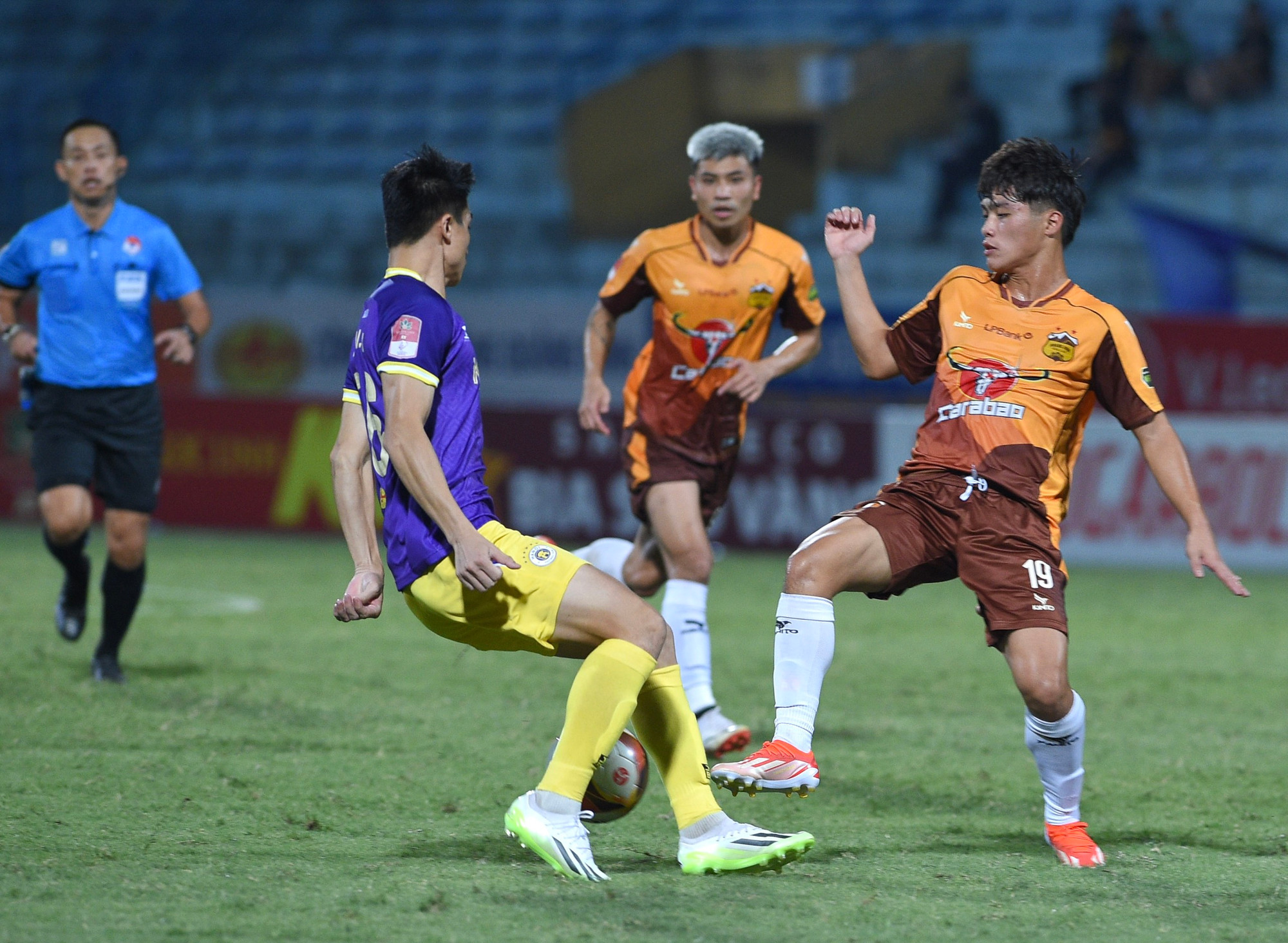 Phút 71, đội chủ nhà tấn công bên cánh phải, Hai Long tạt bóng hơi quá tầm, đội trưởng Văn Quyết vẫn kịp bật lên đánh đầu vào góc xa hạ gục Tiến Dũng, nâng tỷ số lên 2-0.