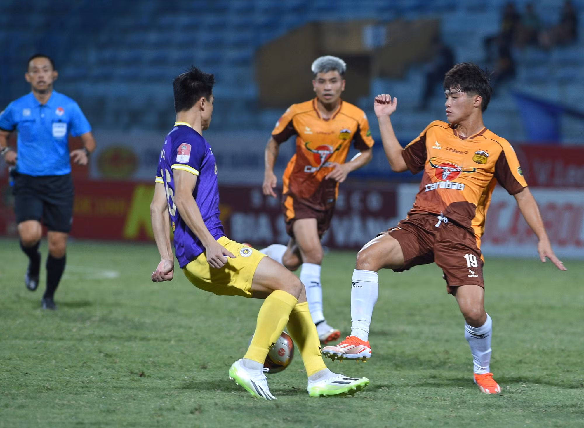 Phút 71, đội chủ nhà tấn công bên cánh phải, Hai Long tạt bóng hơi quá tầm, đội trưởng Văn Quyết vẫn kịp bật lên đánh đầu vào góc xa hạ gục Tiến Dũng, nâng tỷ số lên 2-0.