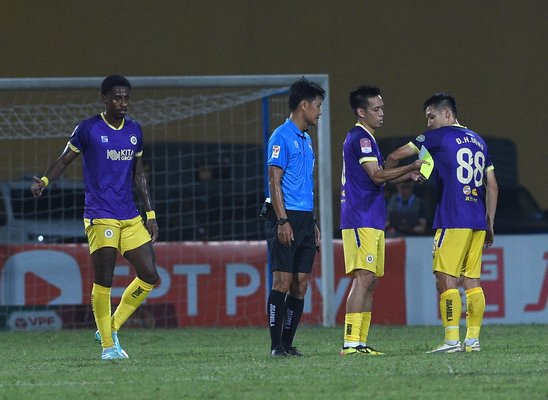 Văn Quyết trao băng đội trưởng cho cầu thủ Hùng Dũng.