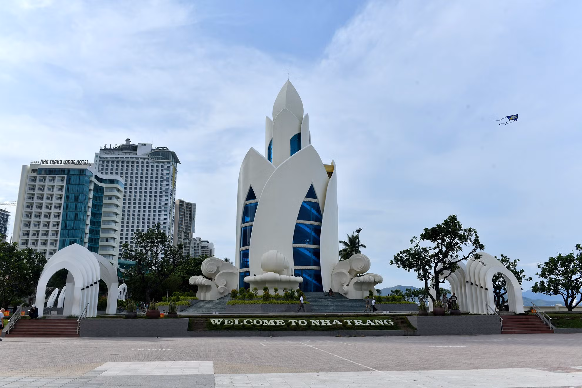 Tháp Trầm Hương xinh đẹp nằm sát bờ biển.