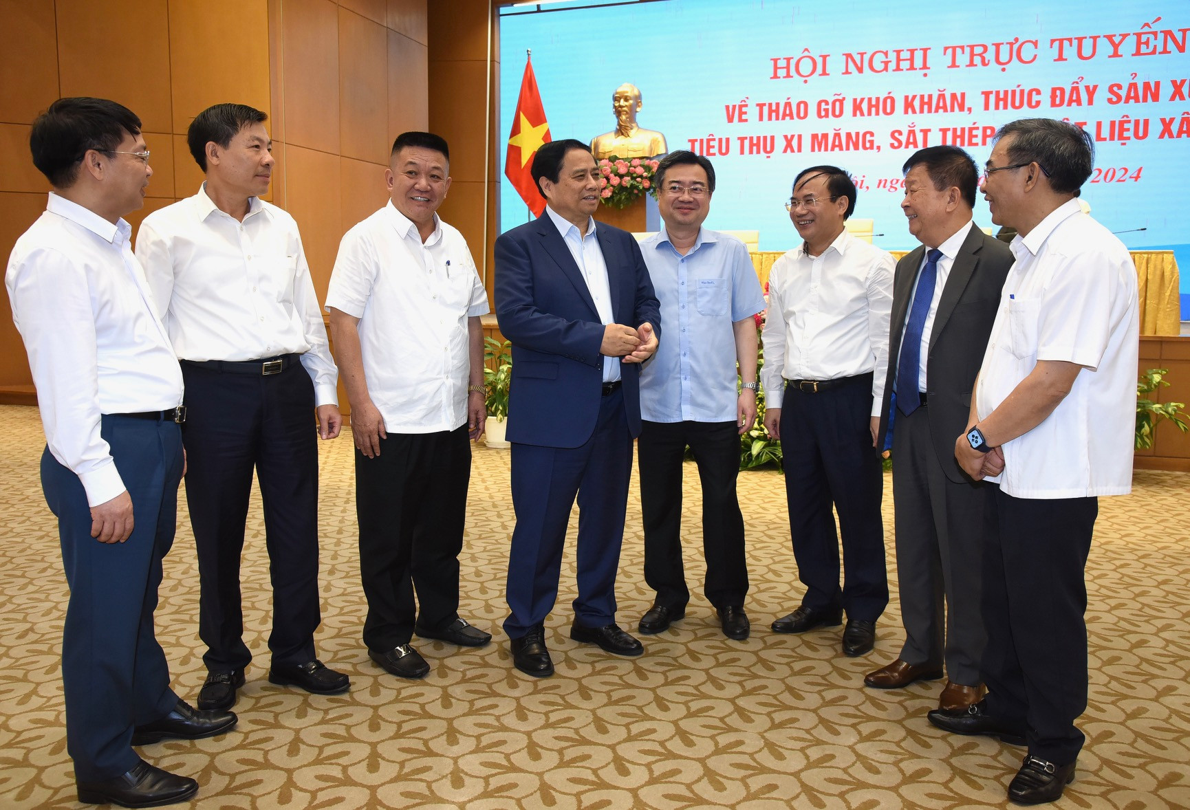 Thủ tướng Phạm Minh Chính với các đại biểu dự hội nghị về tháo gỡ khó khăn, thúc đẩy sản xuất, tiêu thụ xi-măng, sắt thép và vật liệu xây dựng.
