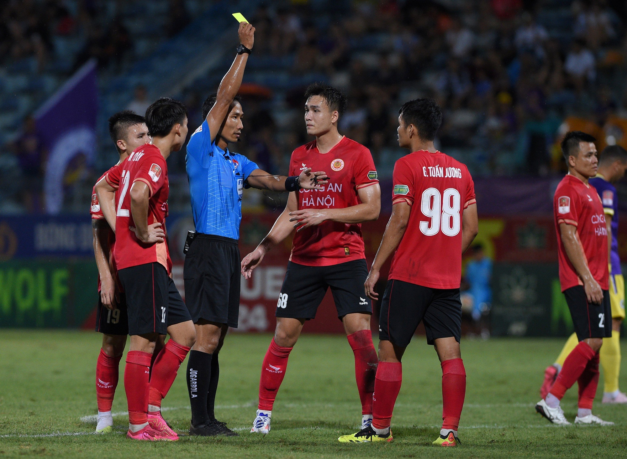 Trận đấu diễn ra căng thẳng khiến các cầu thủ phạm lỗi. Trận đấu diễn ra căng thẳng khiến các cầu thủ phạm lỗi.