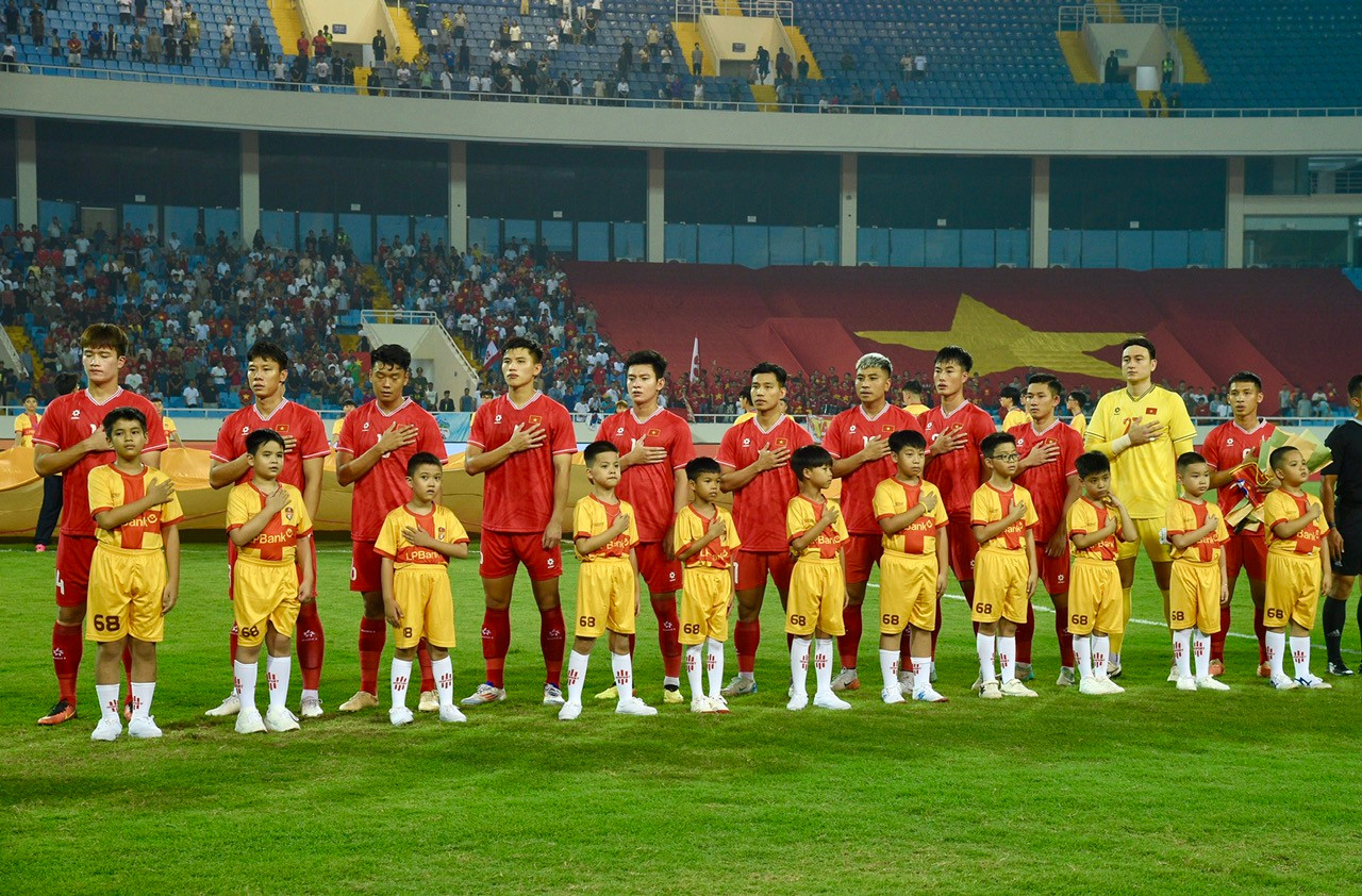Đội tuyển Việt Nam thực hiện nghi thức chào cờ.