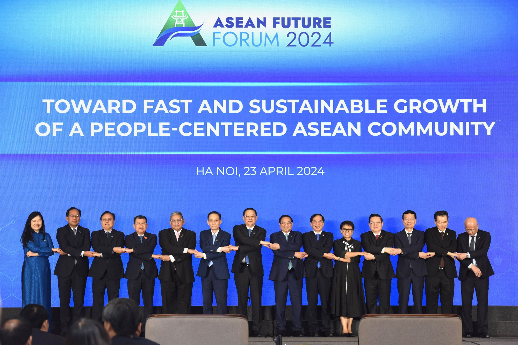 Thủ tướng Phạm Minh Chính và Thủ tướng Lào Sonexay Siphandone cùng các đại biểu tham dự Diễn đàn Tương lai ASEAN.