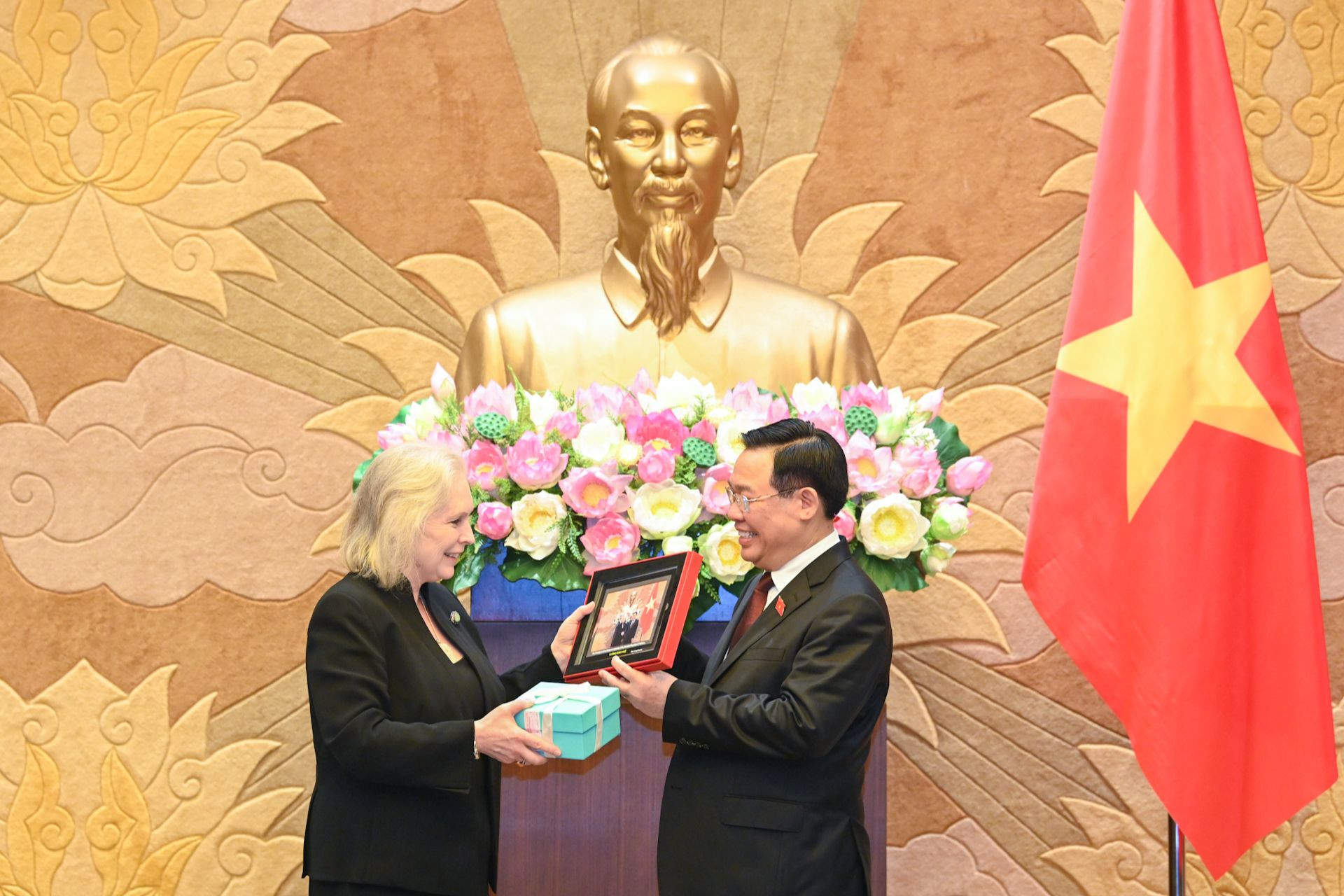 Chủ tịch Quốc hội Vương Đình Huệ tặng quà lưu niệm cho Thượng Nghị sĩ Kirsten Gillibrand.