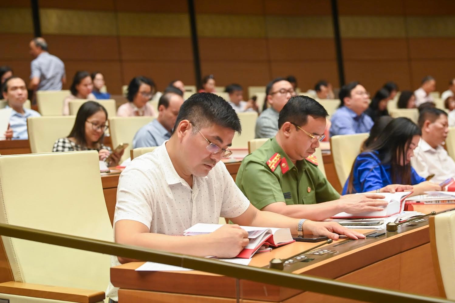 Các đại biểu tham dự lễ ra mắt cuốn sách.