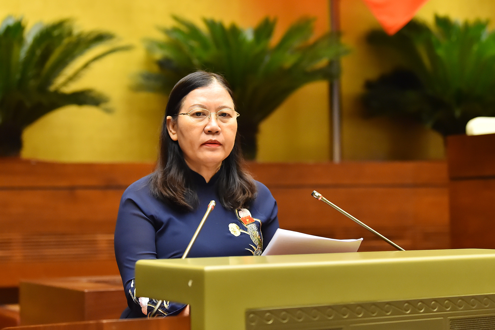 Chủ nhiệm Ủy ban Tư pháp của Quốc hội Lê Thị Nga trình bày Báo cáo thẩm tra dự án Luật Tư pháp người chưa thành niên.