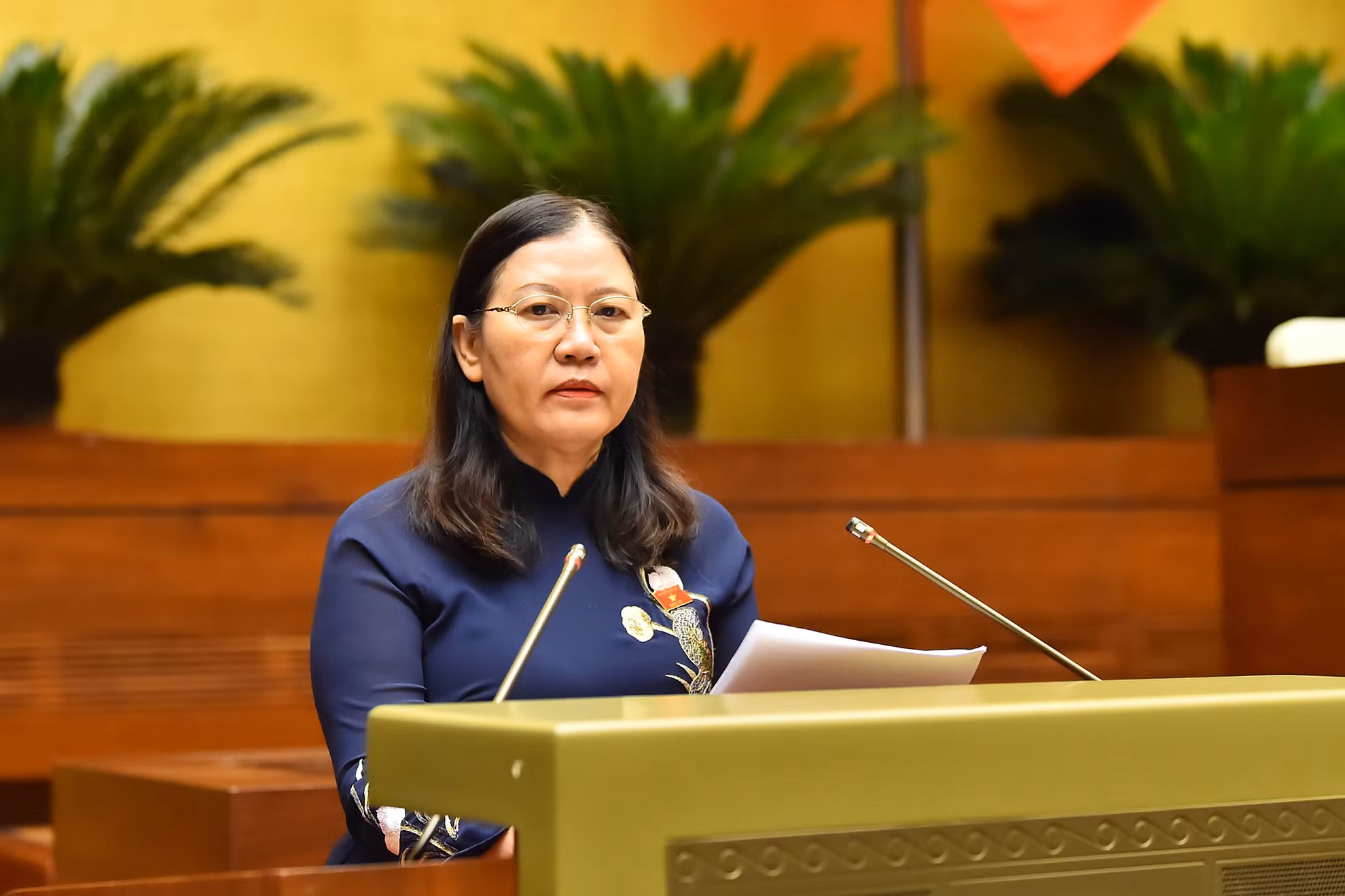 Chủ nhiệm Ủy ban Tư pháp của Quốc hội Lê Thị Nga trình bày Báo cáo thẩm tra dự án Luật Tư pháp người chưa thành niên.