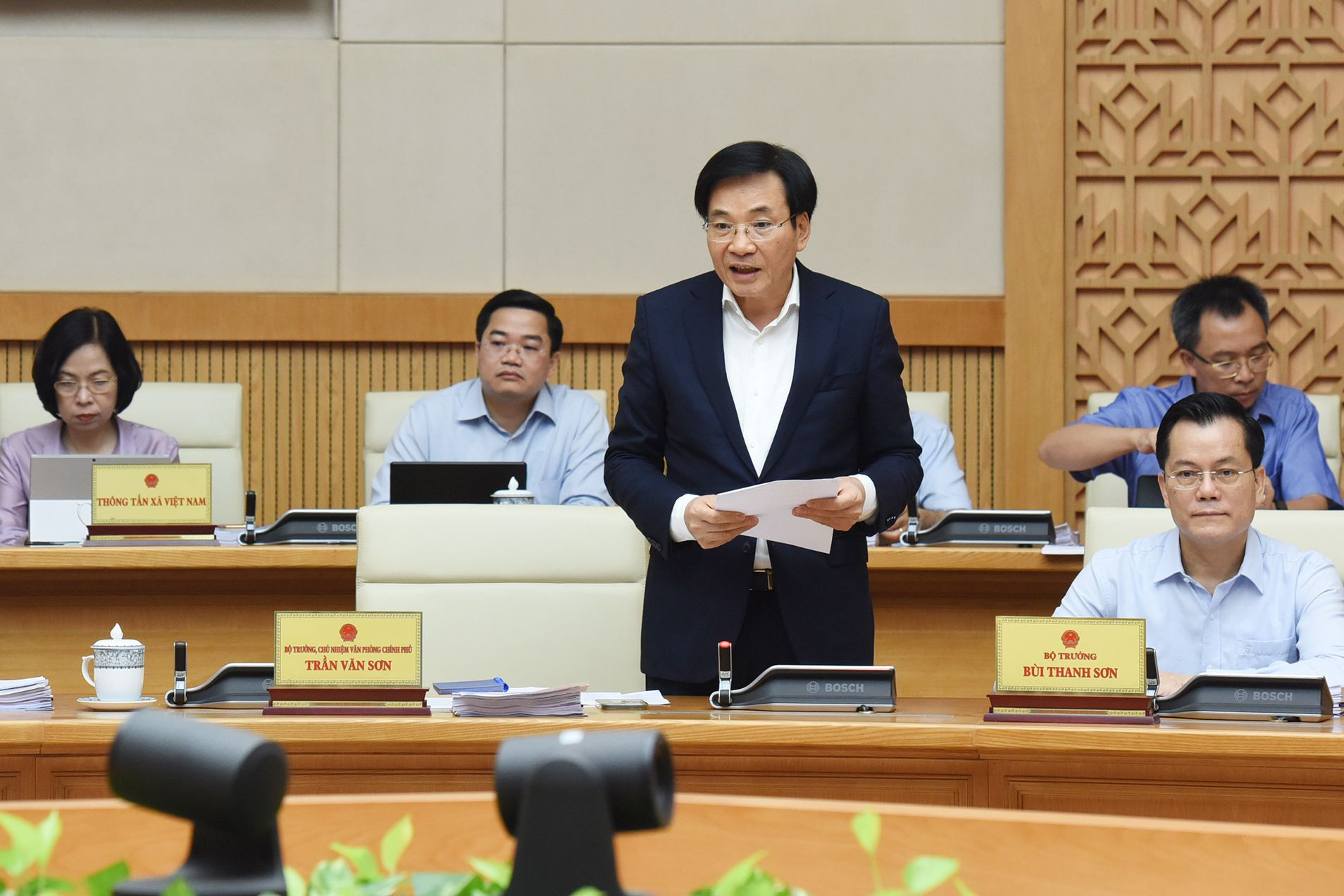 Bộ trưởng Chủ nhiệm Văn phòng Chính phủ phát biểu tại phiên họp.