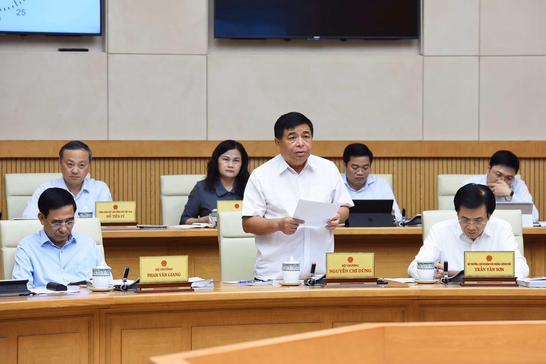 Bộ trưởng Kế hoạch và Đầu tư Nguyễn Chí Dũng báo cáo tình hình kinh tế-xã hội tháng 7.