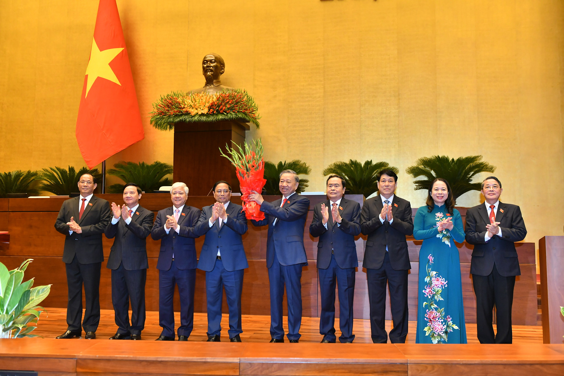 Thủ tướng Chính phủ Phạm Minh Chính, Chủ tịch Quốc hội Trần Thanh Mẫn, Thường trực Ban Bí thư Lương Cường, Chủ tịch Ủy ban Trung ương Mặt trận Tổ quốc Việt Nam Đỗ Văn Chiến, Phó Chủ tịch nước Võ Thị Ánh Xuân cùng các đồng chí Phó Chủ tịch Quốc hội tặng hoa chúc mừng Chủ tịch nước Tô Lâm.