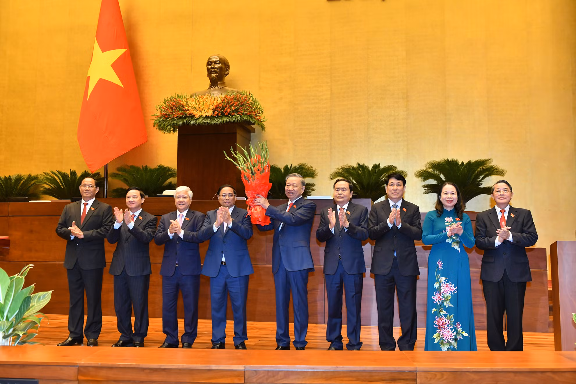 Thủ tướng Chính phủ Phạm Minh Chính, Chủ tịch Quốc hội Trần Thanh Mẫn, Thường trực Ban Bí thư Lương Cường, Chủ tịch Ủy ban Trung ương Mặt trận Tổ quốc Việt Nam Đỗ Văn Chiến, Phó Chủ tịch nước Võ Thị Ánh Xuân cùng các đồng chí Phó Chủ tịch Quốc hội tặng hoa chúc mừng Chủ tịch nước Tô Lâm.