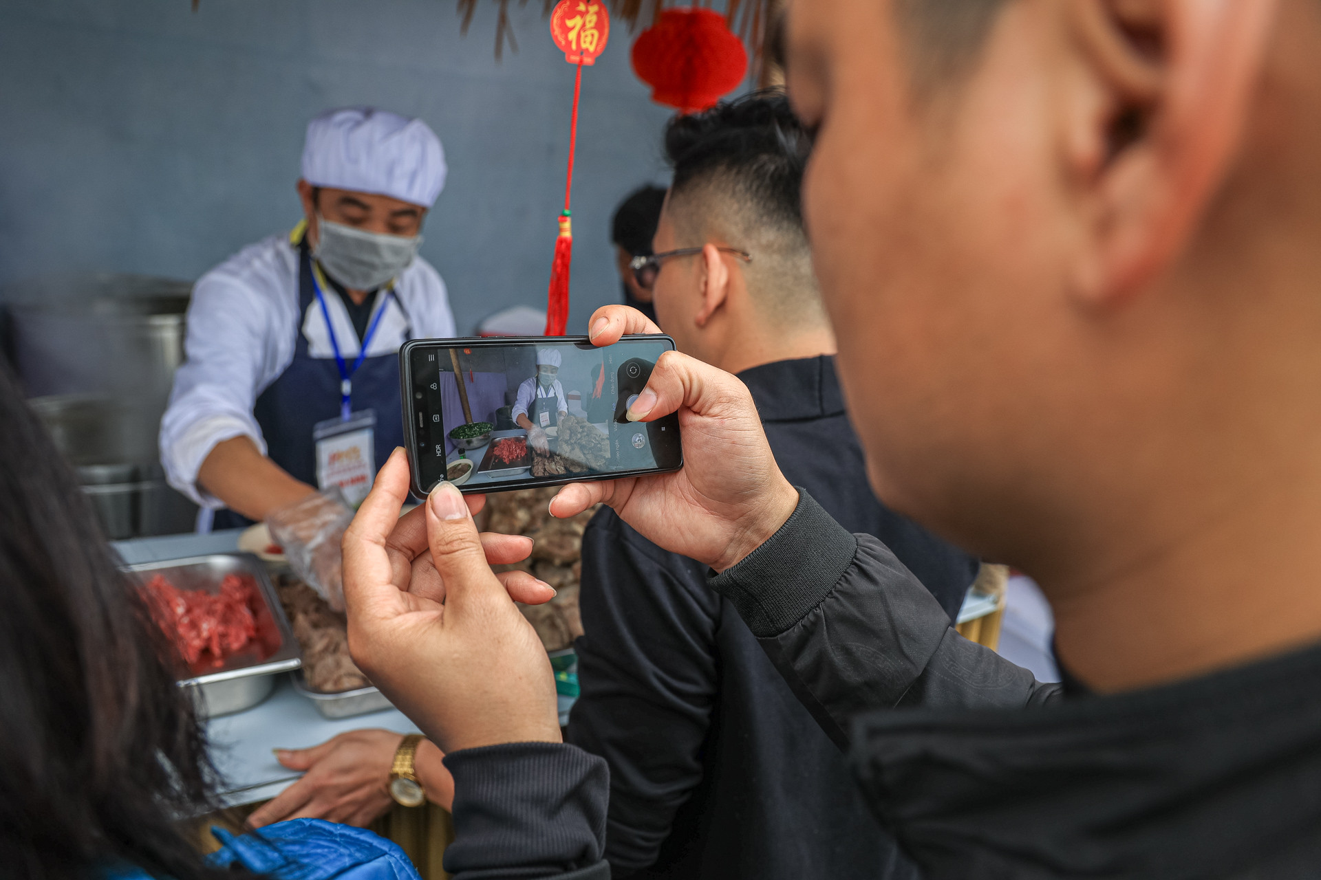 Ghi lại quá trình chế biến một tô phở sườn cây.