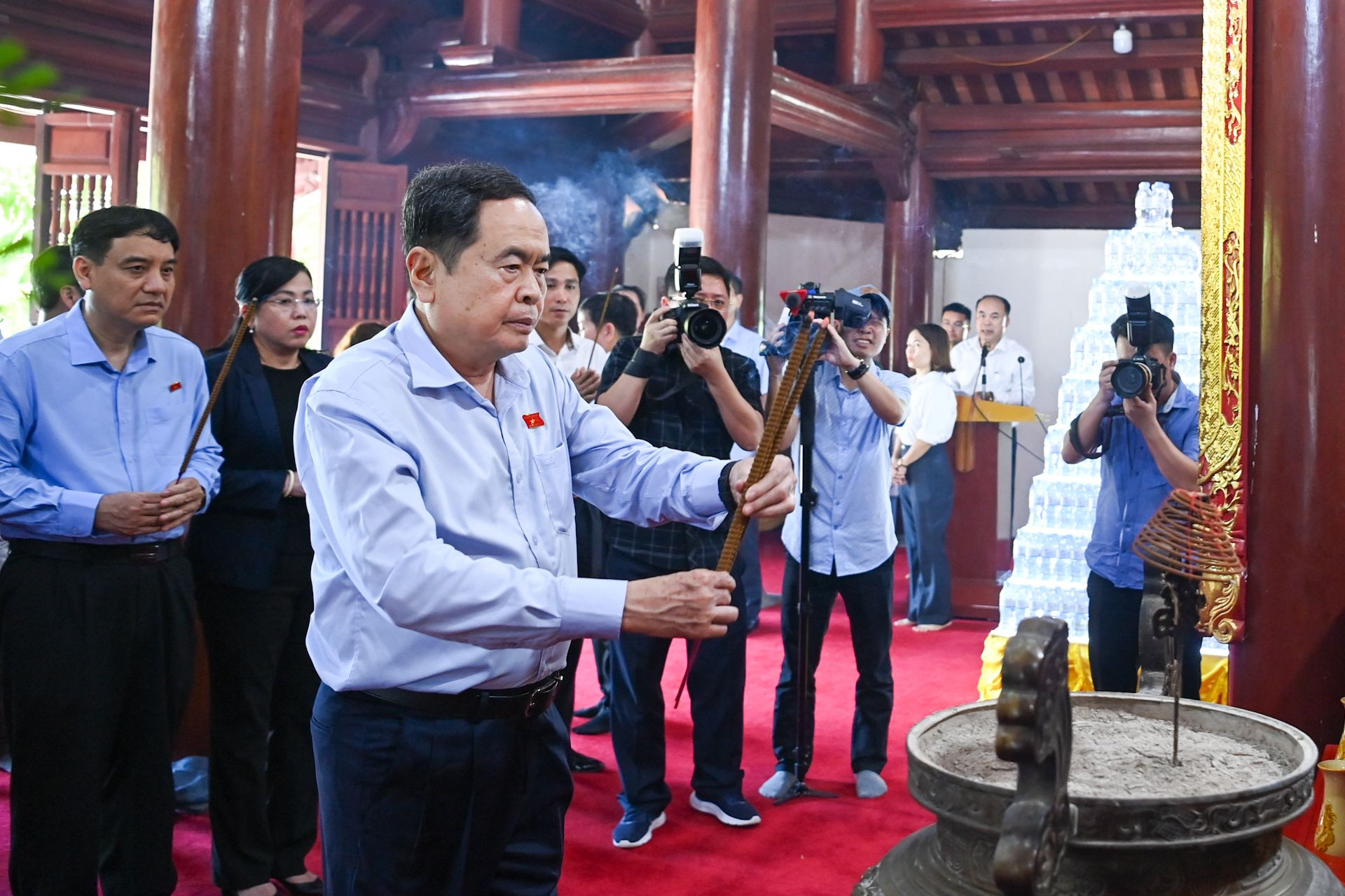 Chủ tịch Quốc hội Trần Thanh Mẫn dâng hương tại đền thờ Chủ tịch Hồ Chí Minh tại Nghĩa trang Liệt sĩ quốc tế Việt-Lào.