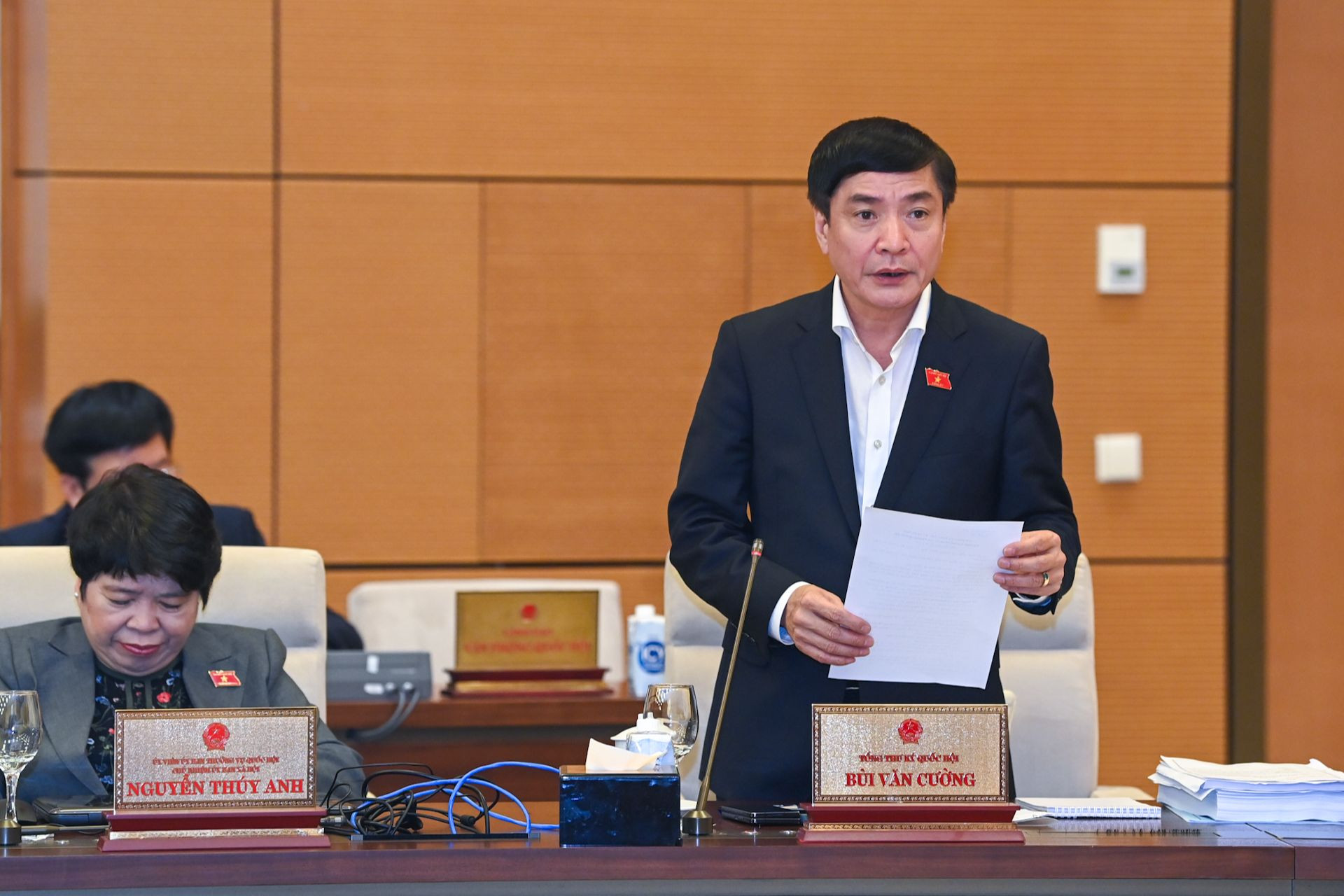 Tổng Thư ký, Chủ nhiệm Văn phòng Quốc hội Bùi Văn Cường phát biểu ý kiến tại phiên họp. Tổng Thư ký, Chủ nhiệm Văn phòng Quốc hội Bùi Văn Cường phát biểu ý kiến tại phiên họp.