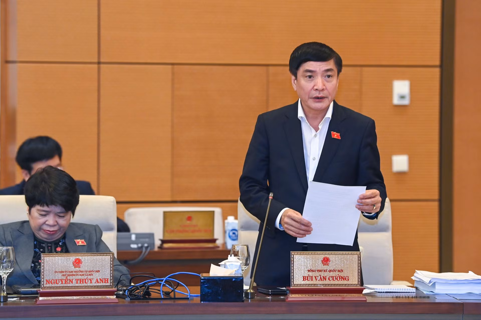 Tổng Thư ký, Chủ nhiệm Văn phòng Quốc hội Bùi Văn Cường phát biểu ý kiến tại phiên họp.