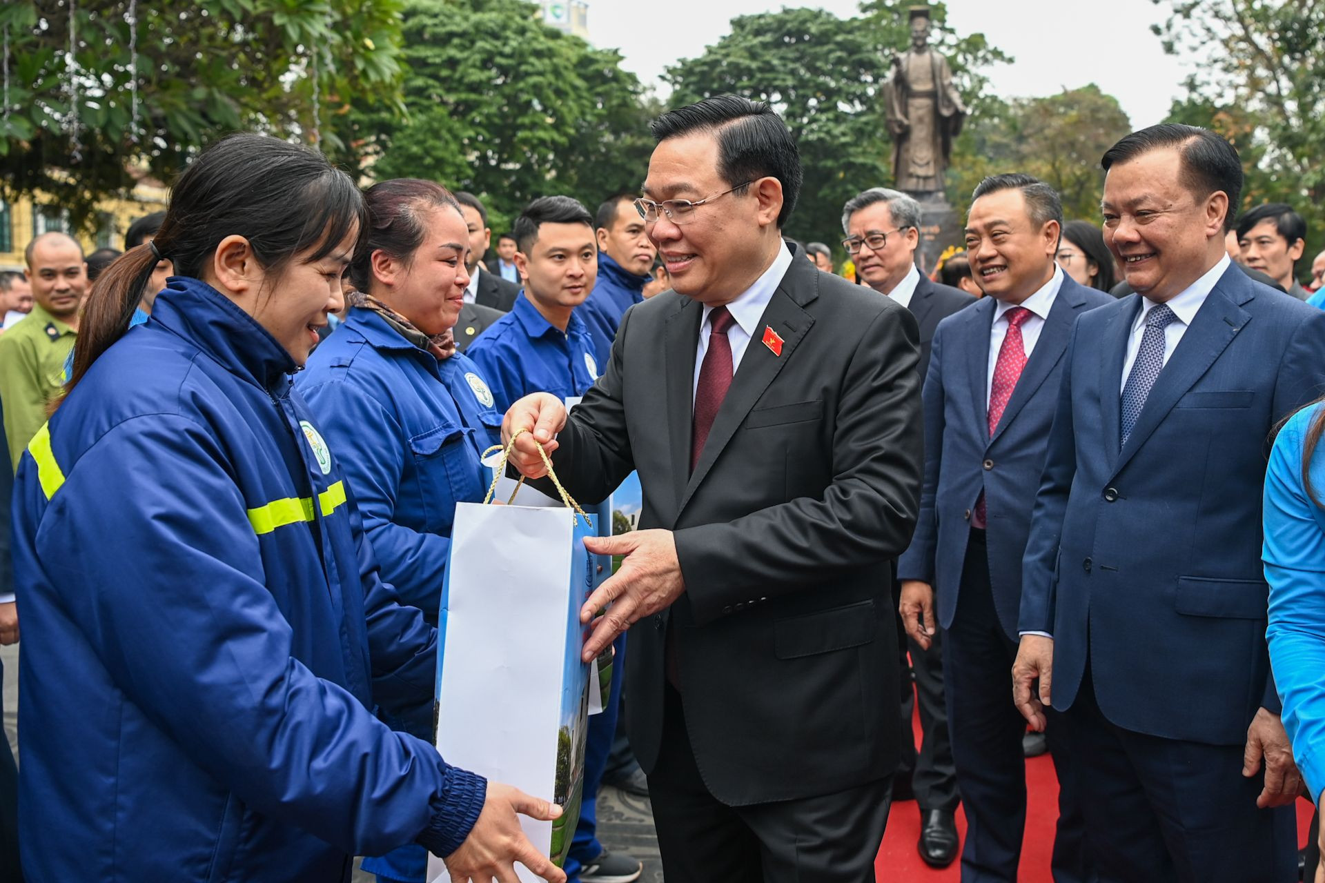 Chủ tịch Quốc hội Vương Đình Huệ tặng quà cho đại diện công nhân lao động Thủ đô.
