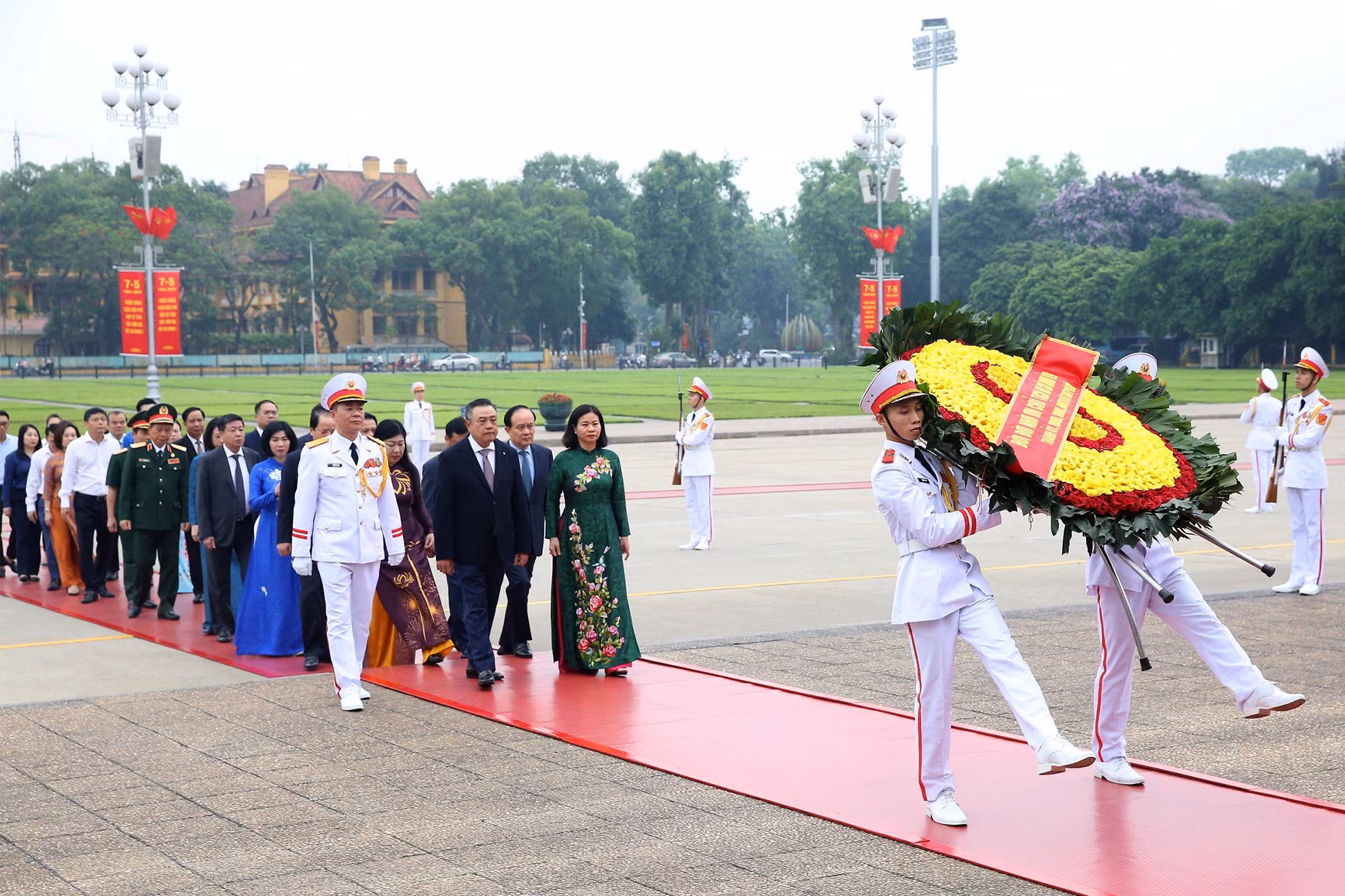 Đoàn đại biểu Thành ủy, Hội đồng nhân dân, Ủy ban nhân dân, Ủy ban Mặt trận Tổ quốc thành phố Hà Nội vào Lăng viếng Chủ tịch Hồ Chí Minh.