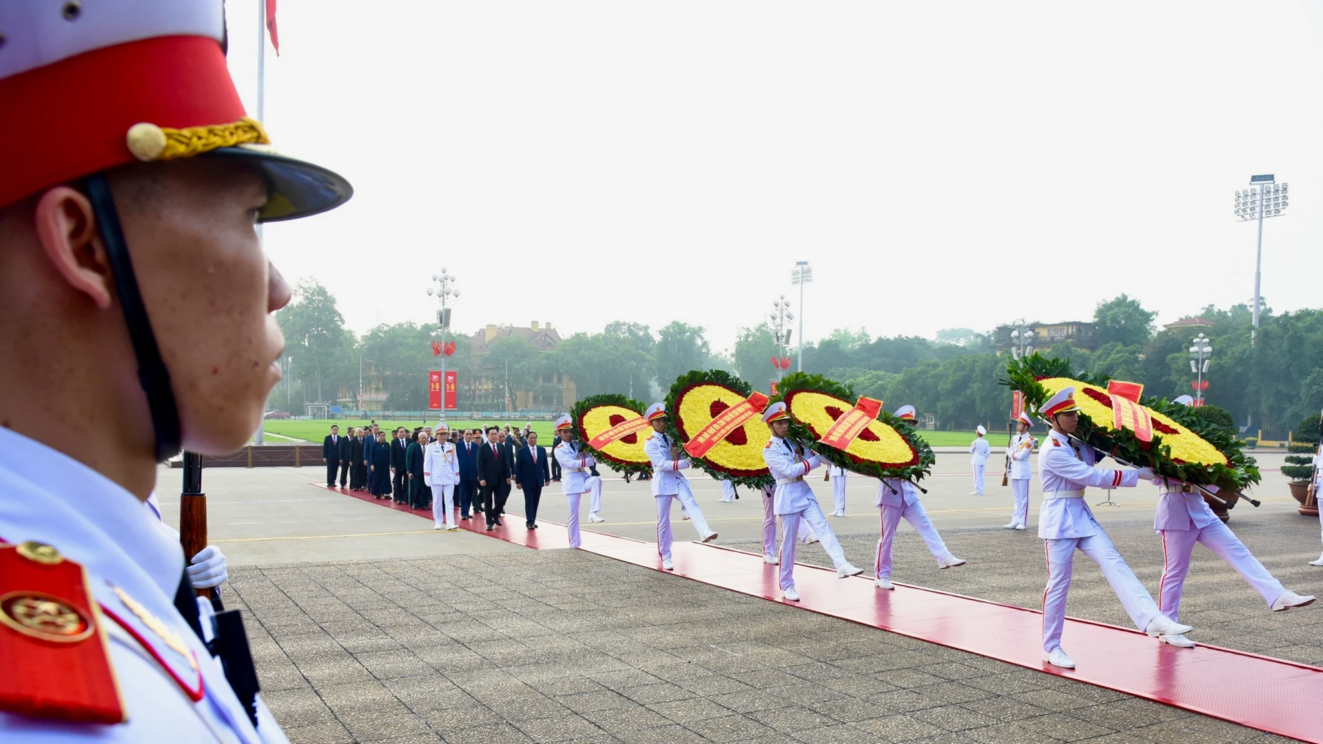 Các đồng chí lãnh đạo, nguyên lãnh đạo Đảng, Nhà nước vào Lăng viếng Chủ tịch Hồ Chí Minh, vòng hoa của đoàn mang dòng chữ “Đời đời nhớ ơn Chủ tịch Hồ Chí Minh vĩ đại”.