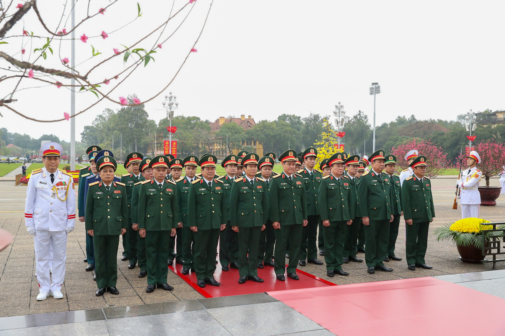 Đoàn đại biểu Quân ủy Trung ương-Bộ Quốc phòng tưởng nhớ Chủ tịch Hồ Chí Minh.