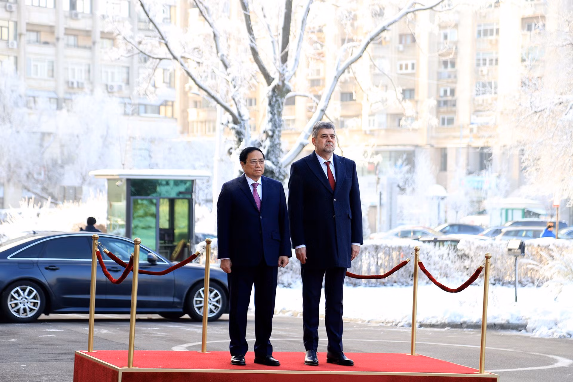 Thủ tướng Phạm Minh Chính và Thủ tướng Romania Ion-Marcel Ciolacu nghe quân nhạc cử Quốc thiều hai nước.