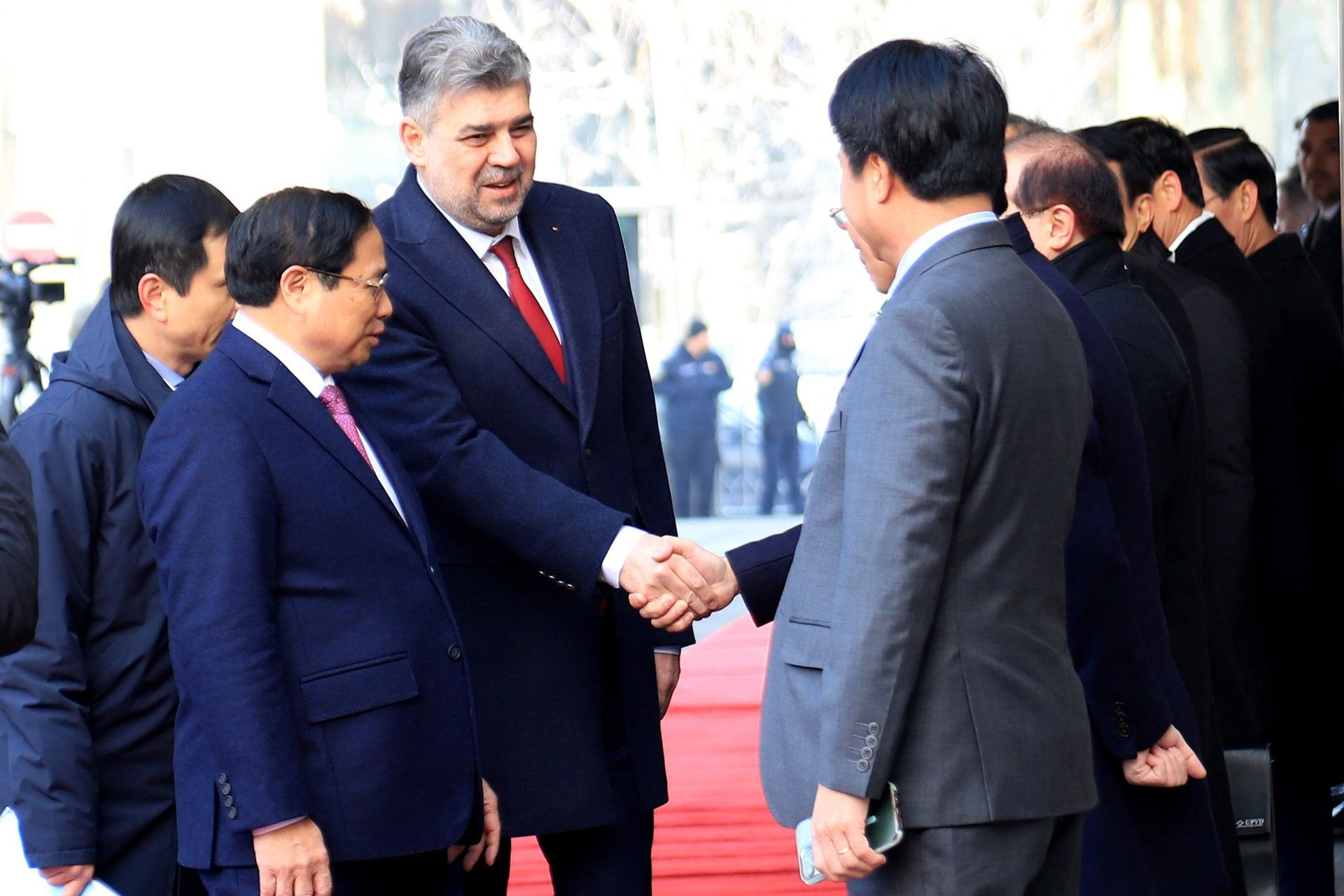 Thủ tướng Phạm Minh Chính giới thiệu với Thủ tướng Ion-Marcel Ciolacu thành phần Đoàn đại biểu cấp cao Việt Nam. Thủ tướng Phạm Minh Chính giới thiệu với Thủ tướng Ion-Marcel Ciolacu thành phần Đoàn đại biểu cấp cao Việt Nam.