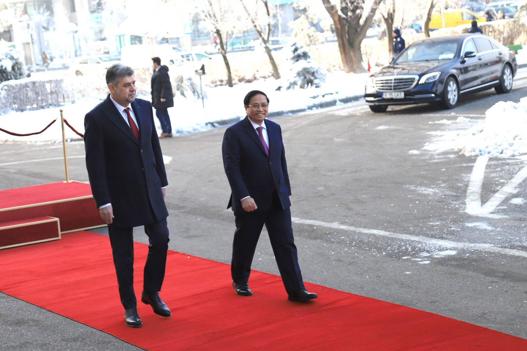Thủ tướng Phạm Minh Chính và Thủ tướng Ion-Marcel Ciolacu duyệt đội danh dự Quân đội Romania. Thủ tướng Phạm Minh Chính và Thủ tướng Ion-Marcel Ciolacu duyệt đội danh dự Quân đội Romania.