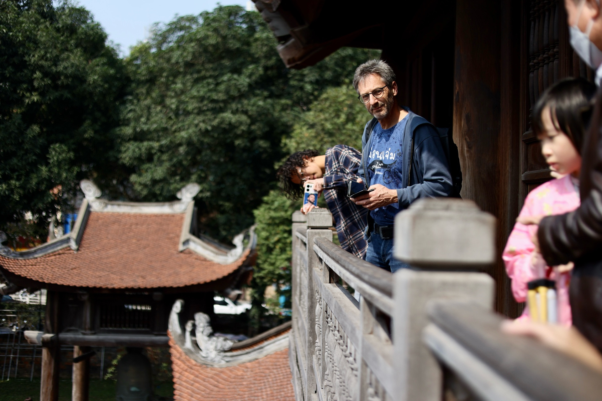 Du khách nước ngoài thích thú trước nét kiến trúc cổ kính khi tham quan Văn Miếu - Quốc Tử Giám.