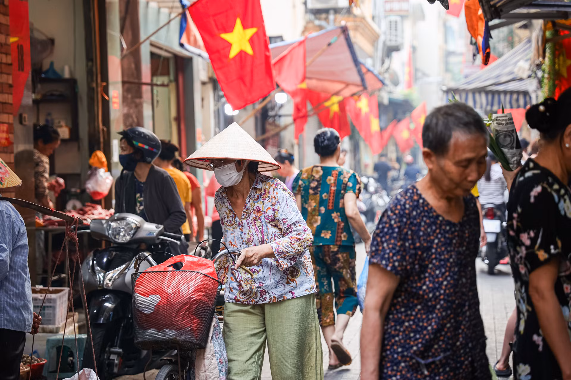 Khu chợ bên trong phố Yên Thái nhộn nhịp tiếng cười nói, mua bán của người dân.