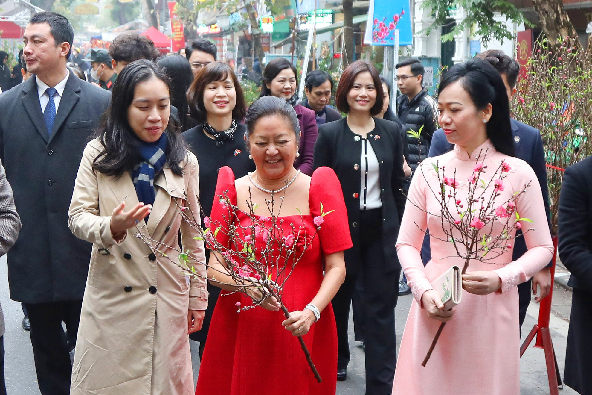 Phu nhân Tổng thống Philippines Louise Araneta Marcos thích thú với cành hoa đào truyền thống ngày Tết.