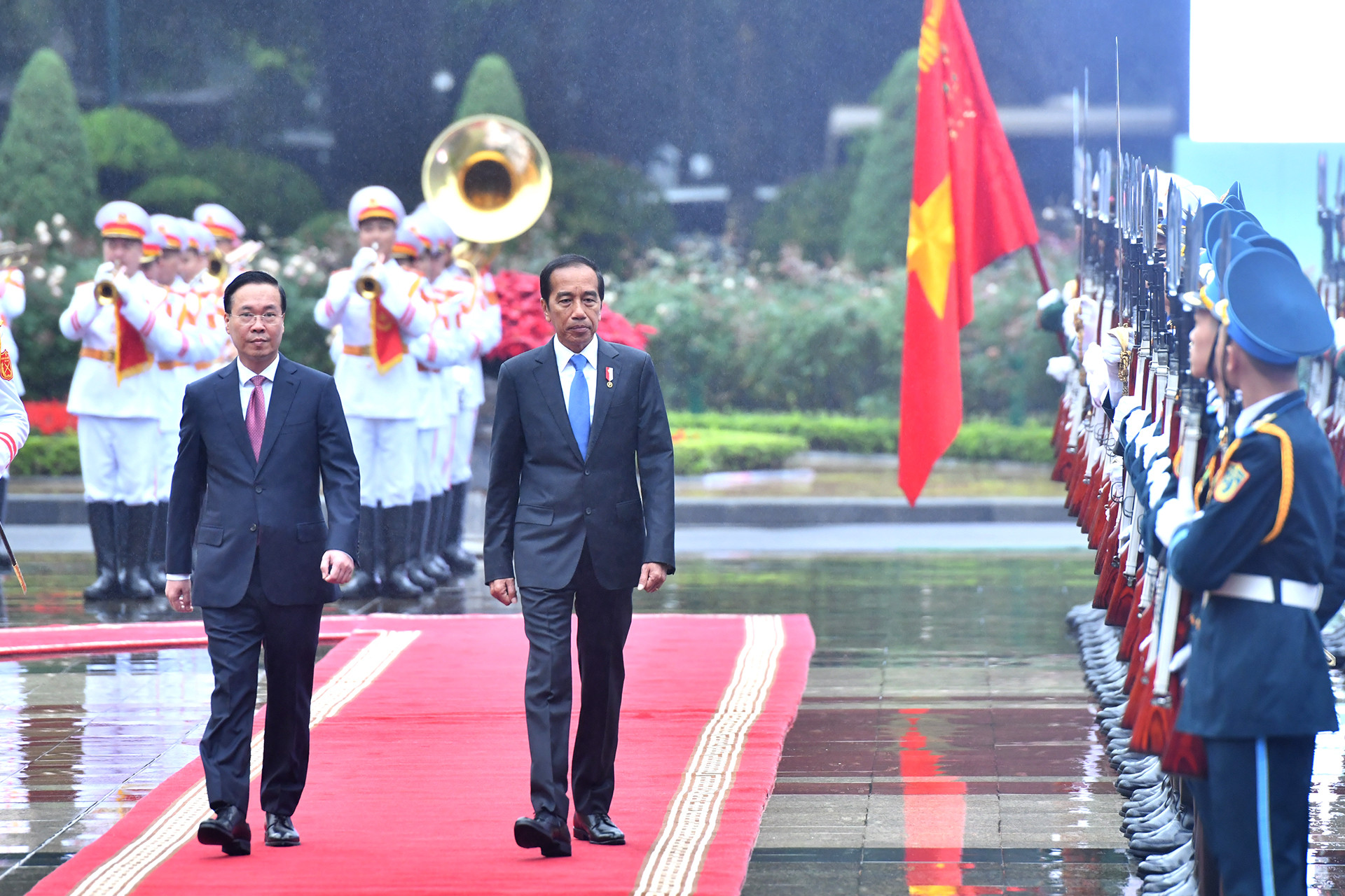 Chủ tịch nước Võ Văn Thưởng và Tổng thống Cộng hòa Indonesia Joko Widodo duyệt Đội danh dự Quân đội nhân dân Việt Nam tại lễ đón.