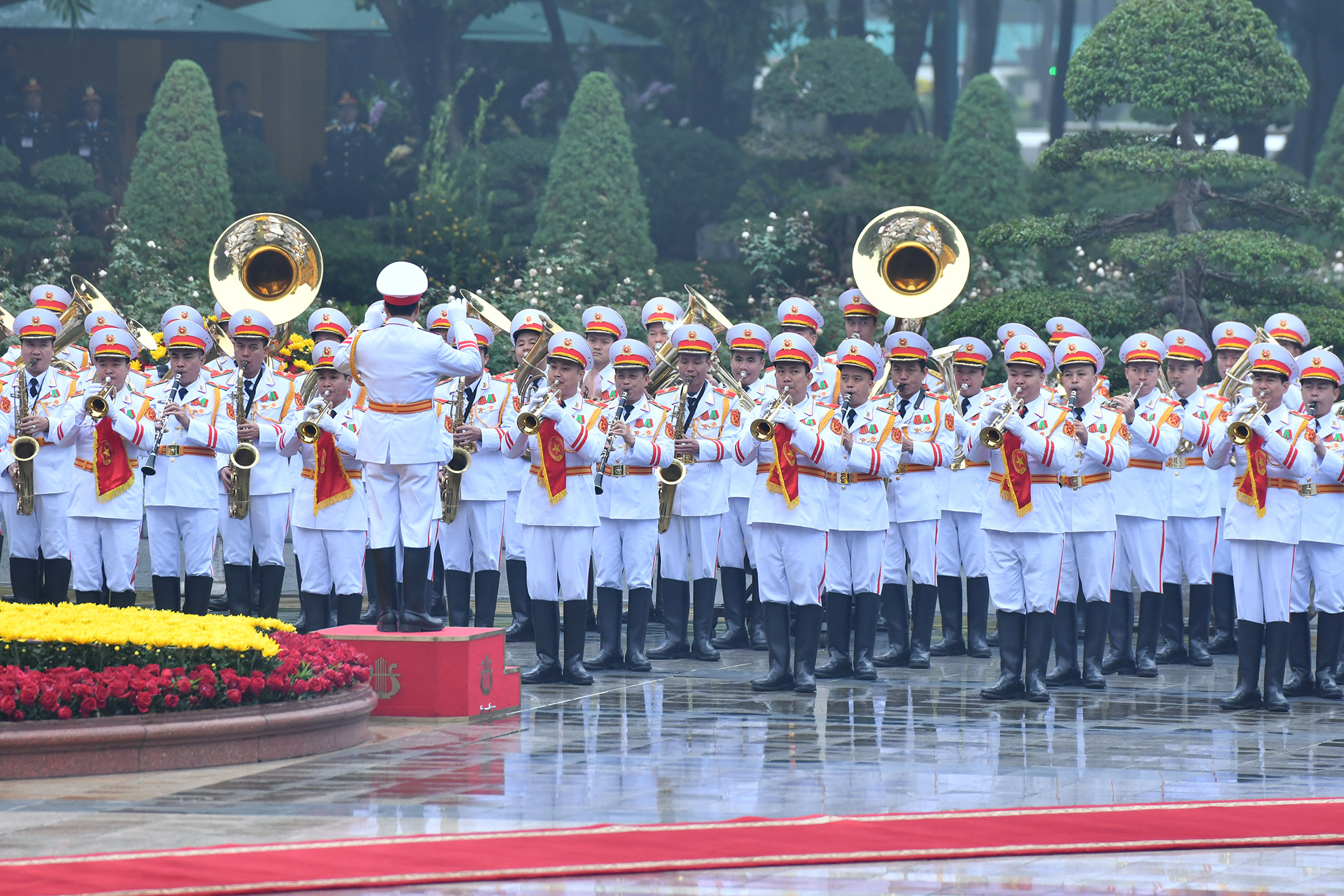 Đoàn quân nhạc cử Quốc thiều hai nước tại lễ đón.