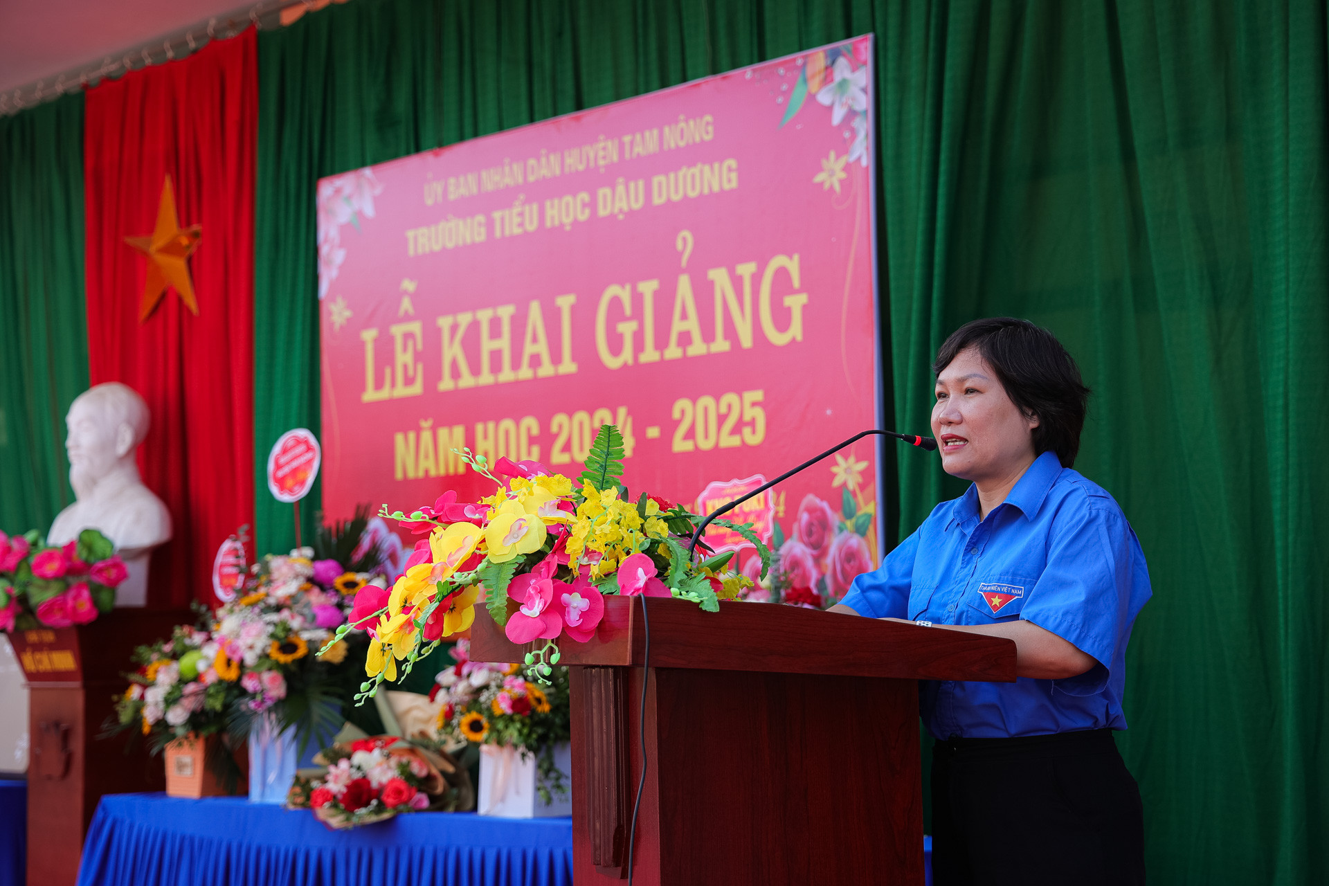 Đồng chí Kiều Thanh Hương, Ủy viên Ban Chấp hành Đảng bộ, Phó trưởng Ban Quản lý Phóng viên thường trú Báo Nhân Dân phát biểu tại Lễ khai giảng.