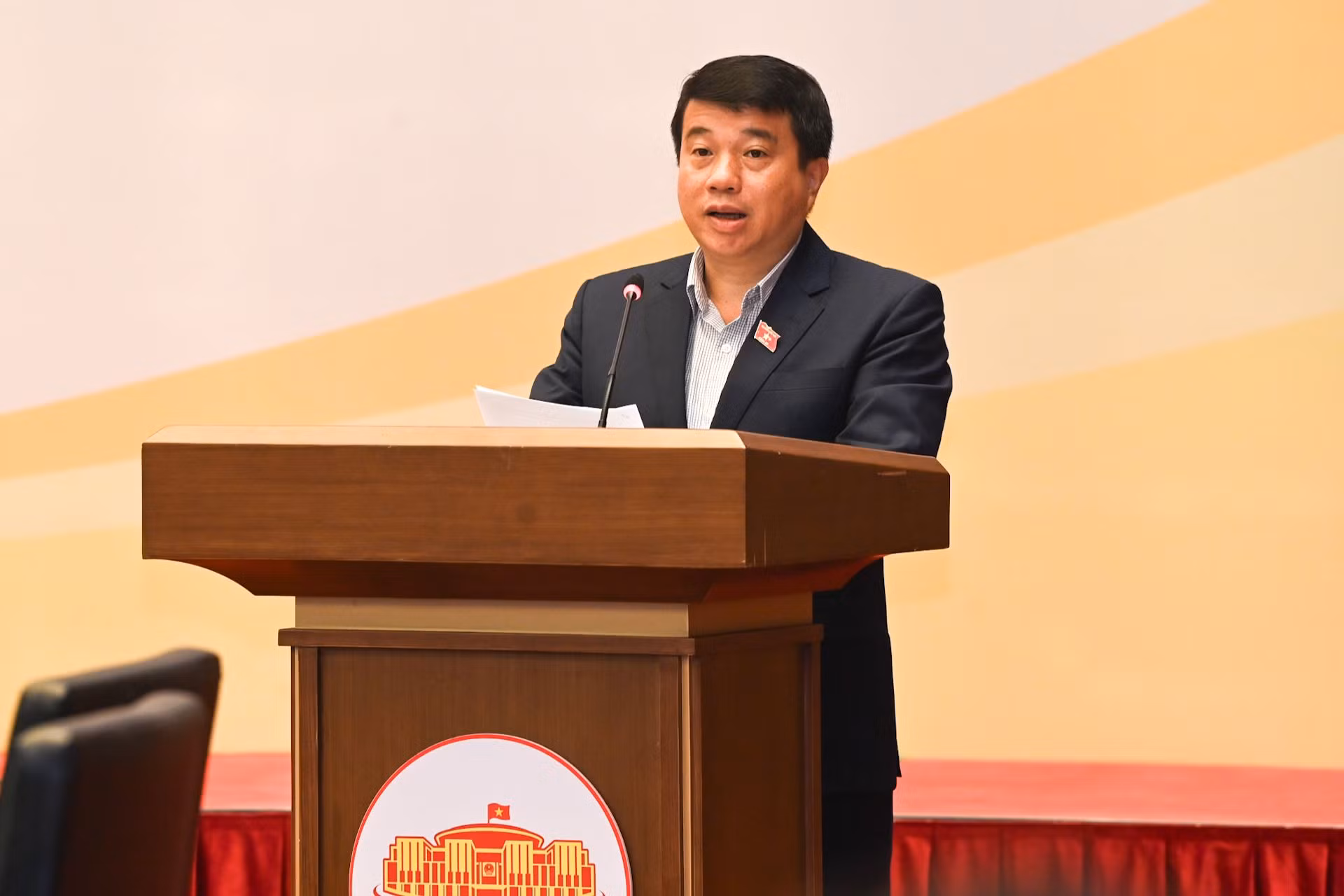 Chủ tịch Hội đồng Dân tộc Y Thanh Hà Niê K’đăm trình bày báo cáo tại hội nghị.