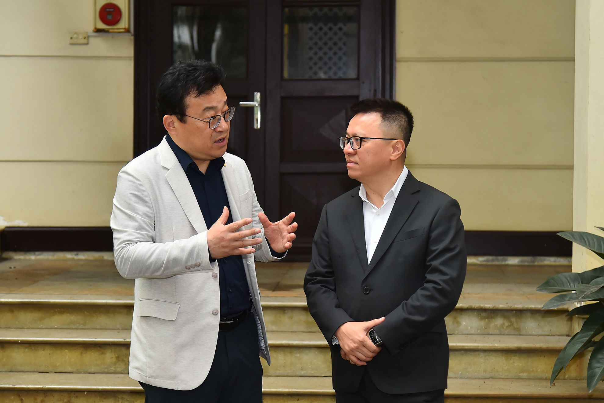 Tổng Biên tập Báo Nhân Dân Lê Quốc Minh và Chủ tịch Hội Nhà báo Hàn Quốc Park Jong Hyun trao đổi sau buổi tiếp.