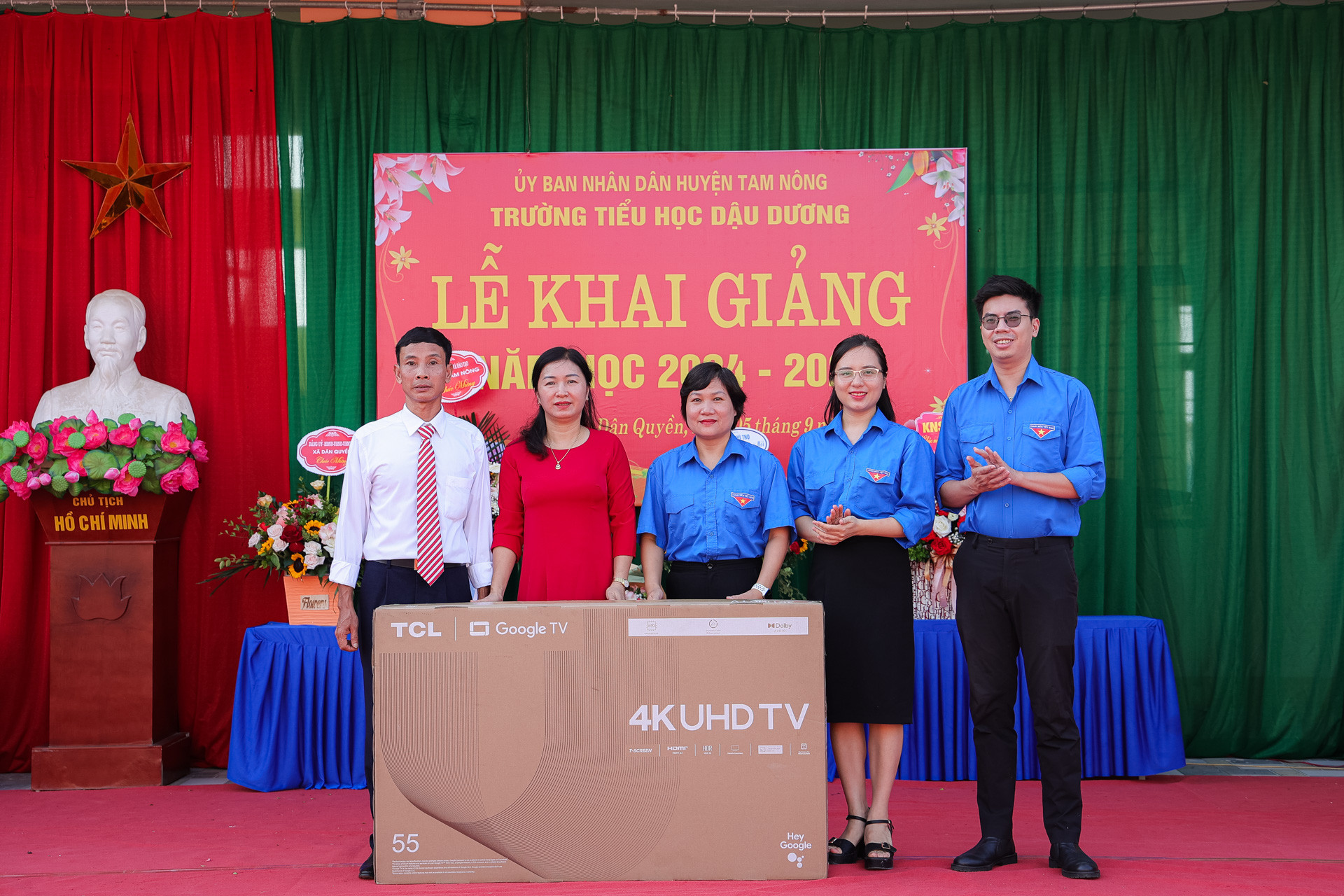 Đại diện Đoàn Thanh niên Báo Nhân Dân và các đơn vị đồng hành trao 1 Smart Tivi 55 inch tặng Trường tiểu học Dậu Dương.