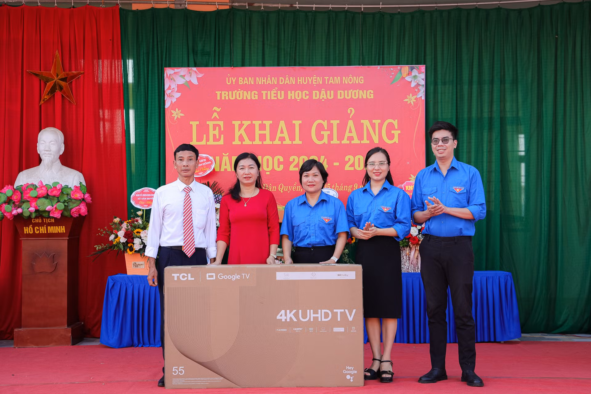 Đại diện Đoàn Thanh niên Báo Nhân Dân và các đơn vị đồng hành trao 1 Smart Tivi 55 inch tặng Trường tiểu học Dậu Dương.