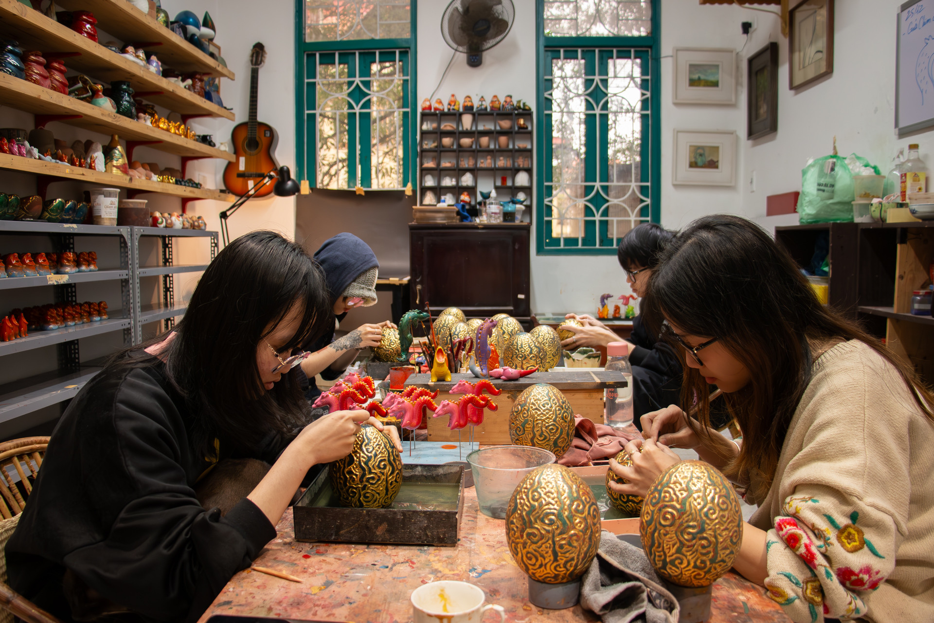 Hiện tại ở xưởng có khoảng 8-10 họa sĩ trẻ và các bạn sinh viên ngành mỹ thuật thay phiên nhau làm các công đoạn. Vì hoàn thiện một sản phẩm thủ công cần từ 5-7 ngày, nên chủ yếu sẽ chỉ làm theo đơn đã đặt hàng từ trước.