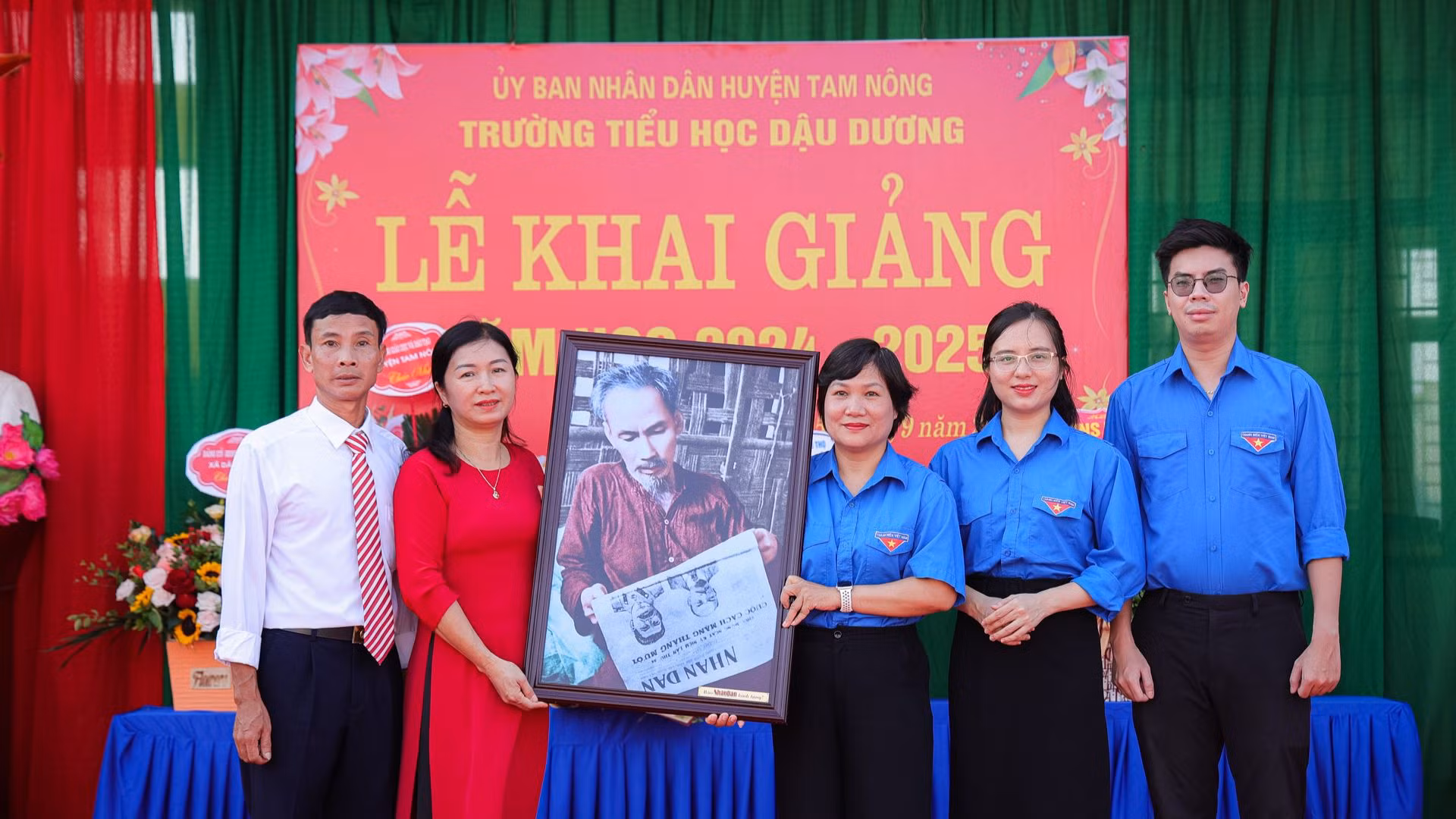 Đại diện Đoàn Thanh niên Báo Nhân Dân trao tặng bức tranh Bác Hồ đọc Báo Nhân Dân.