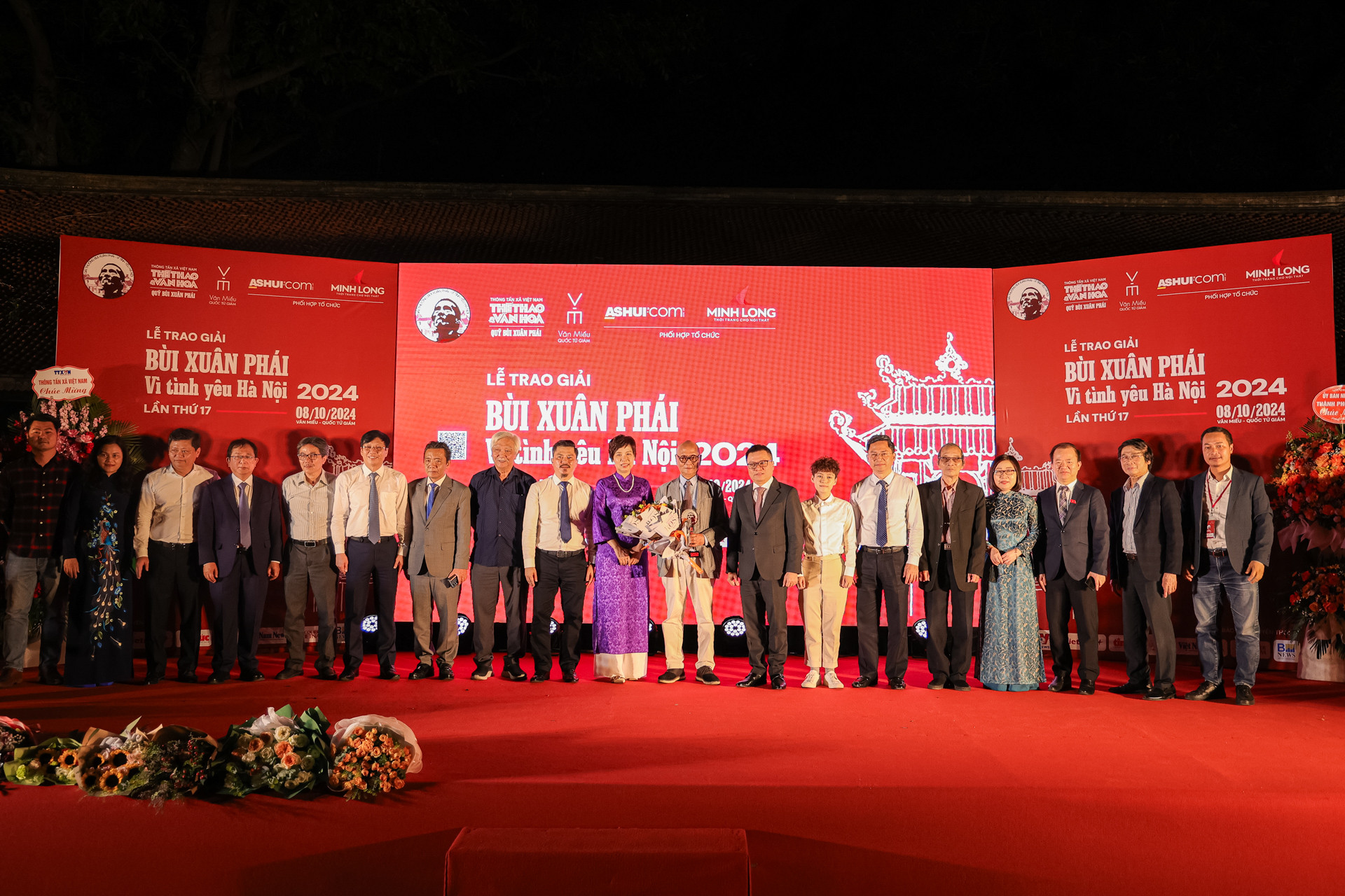 Các đại biểu chụp ảnh lưu niệm sau khi kết thúc lễ trao giải.