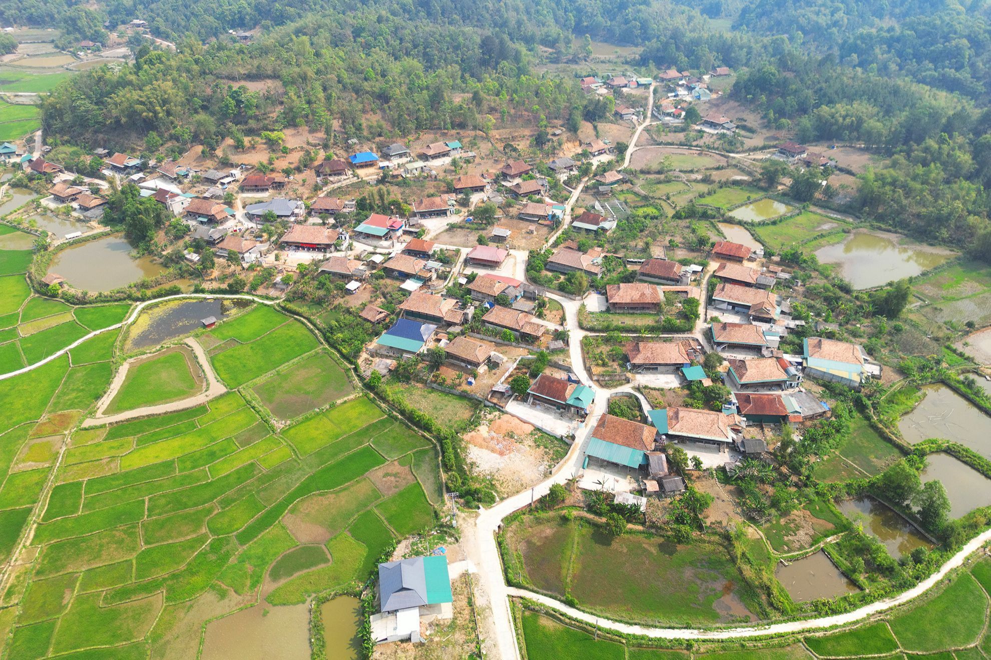 Một trong những điểm du lịch cộng đồng đặc sắc ở Mường Phăng là bản văn hóa du lịch Che Căn nằm ngay trung tâm xã. Che Căn có địa thế dựa lưng vào một phần dãy núi Pú Đồn, có đỉnh cao nhất là Pú Huốt, cao hơn 1.700m so với mặt biển. Bản có gần 100 hộ dân tộc Thái sinh sống. Một trong những điểm du lịch cộng đồng đặc sắc ở Mường Phăng là bản văn hóa du lịch Che Căn nằm ngay trung tâm xã. Che Căn có địa thế dựa lưng vào một phần dãy núi Pú Đồn, có đỉnh cao nhất là Pú Huốt, cao hơn 1.700m so với mặt biển. Bản có gần 100 hộ dân tộc Thái sinh sống.