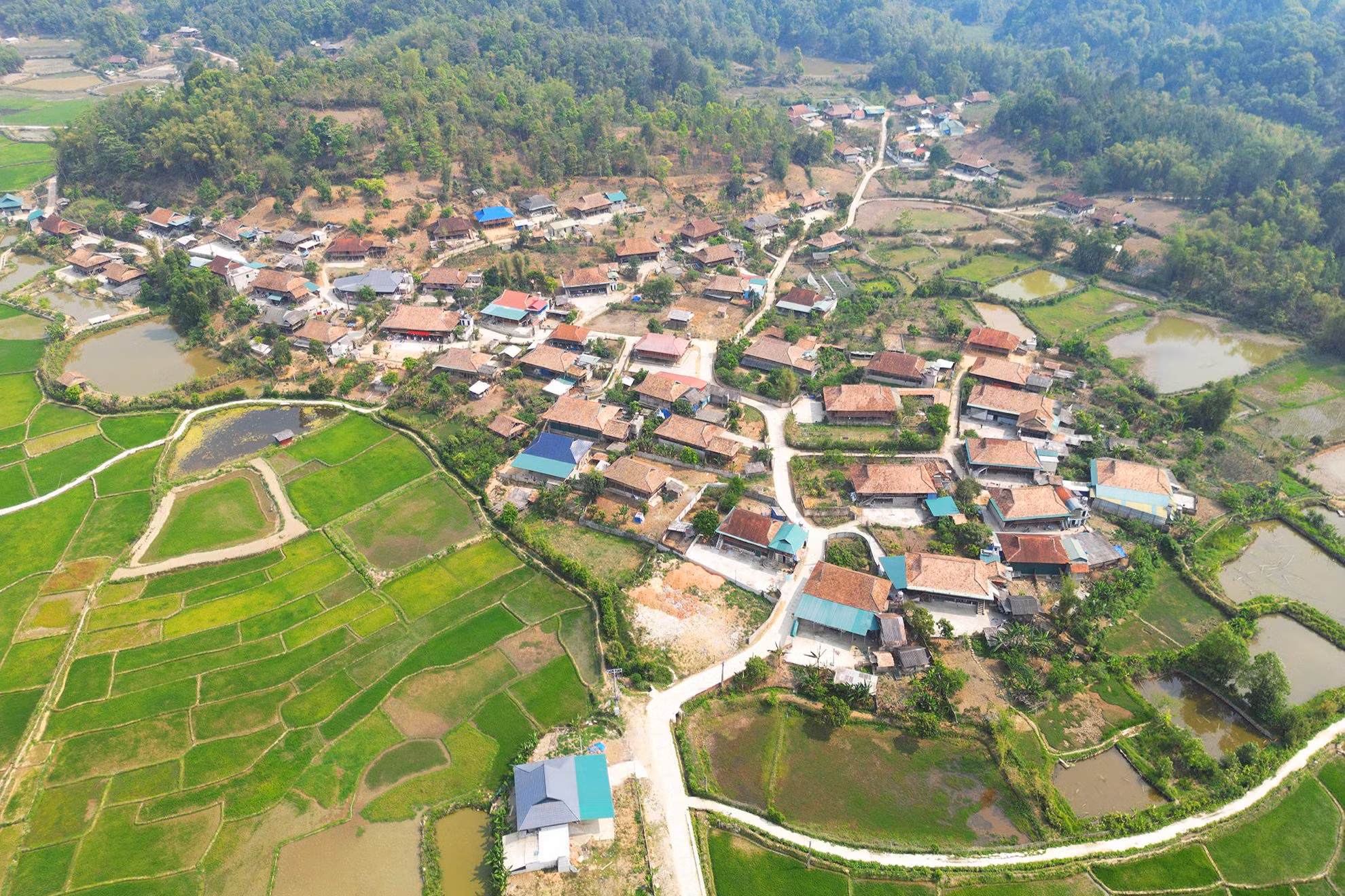 Một trong những điểm du lịch cộng đồng đặc sắc ở Mường Phăng là bản văn hóa du lịch Che Căn nằm ngay trung tâm xã. Che Căn có địa thế dựa lưng vào một phần dãy núi Pú Đồn, có đỉnh cao nhất là Pú Huốt, cao hơn 1.700m so với mặt biển. Bản có gần 100 hộ dân tộc Thái sinh sống.