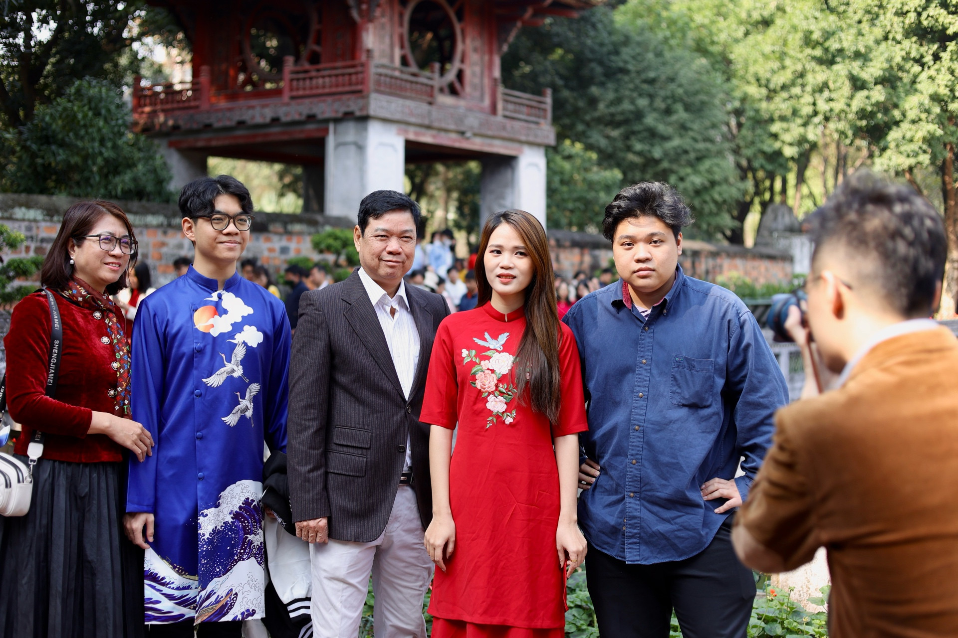 Bạn Quốc Trung (Thanh Xuân, Hà Nội) cùng gia đình đi du xuân tại Văn Miếu. "Gia đình em thường đi Văn Miếu vào mùng 3 Tết hằng năm. Đây là dịp để mọi người xin chữ, cầu cho công danh sự nghiệp, vừa là dịp để lưu lại những kỷ niệm đẹp của gia đình nhân dịp Tết đến xuân về.", Trung chia sẻ.