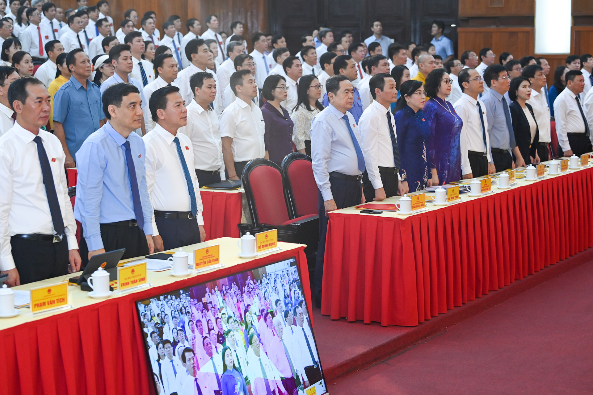 Các đại biểu thực hiện nghi thức chào cờ tại phiên khai mạc.