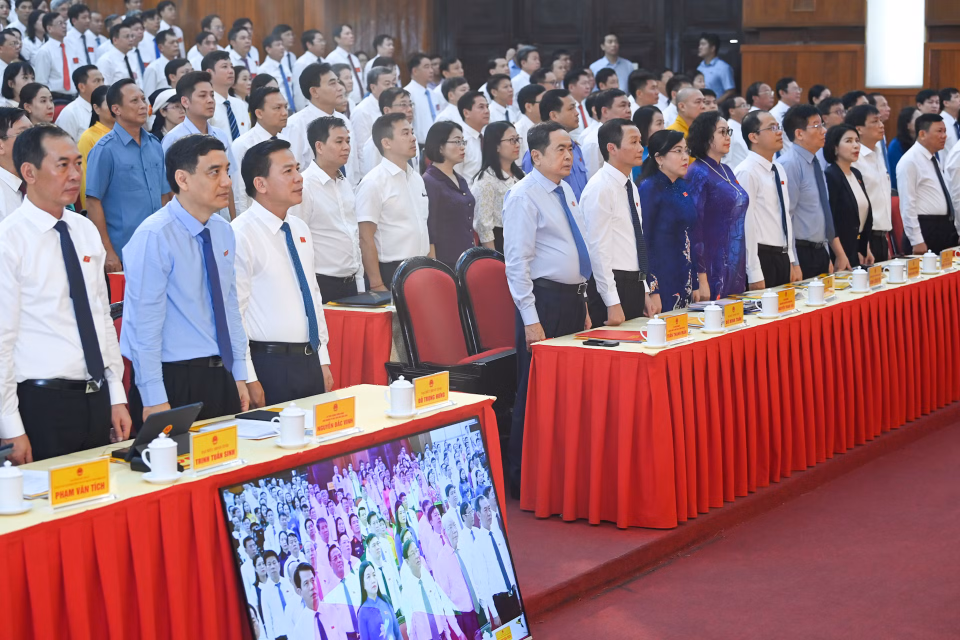 Các đại biểu thực hiện nghi thức chào cờ tại phiên khai mạc.