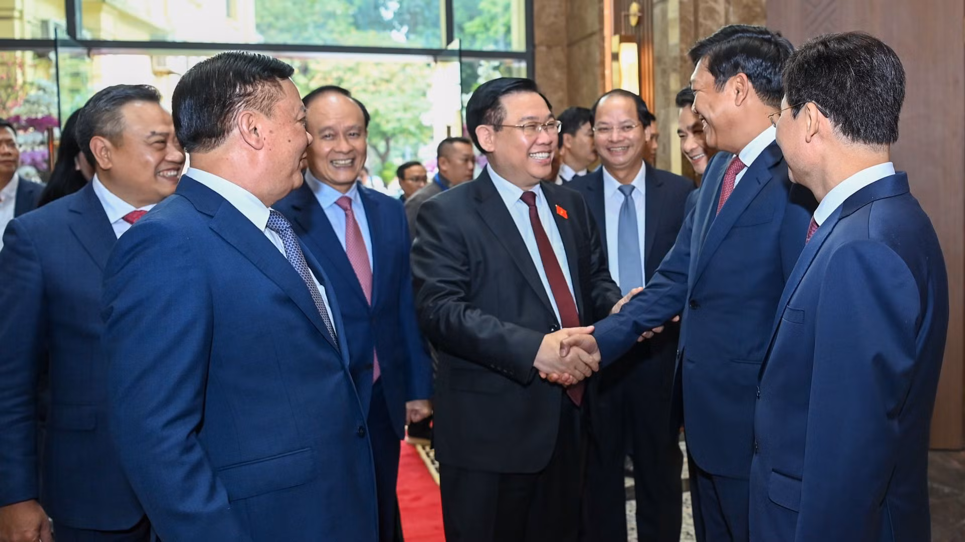 Chủ tịch Quốc hội Vương Đình Huệ với các đồng chí lãnh đạo thành phố Hà Nội.