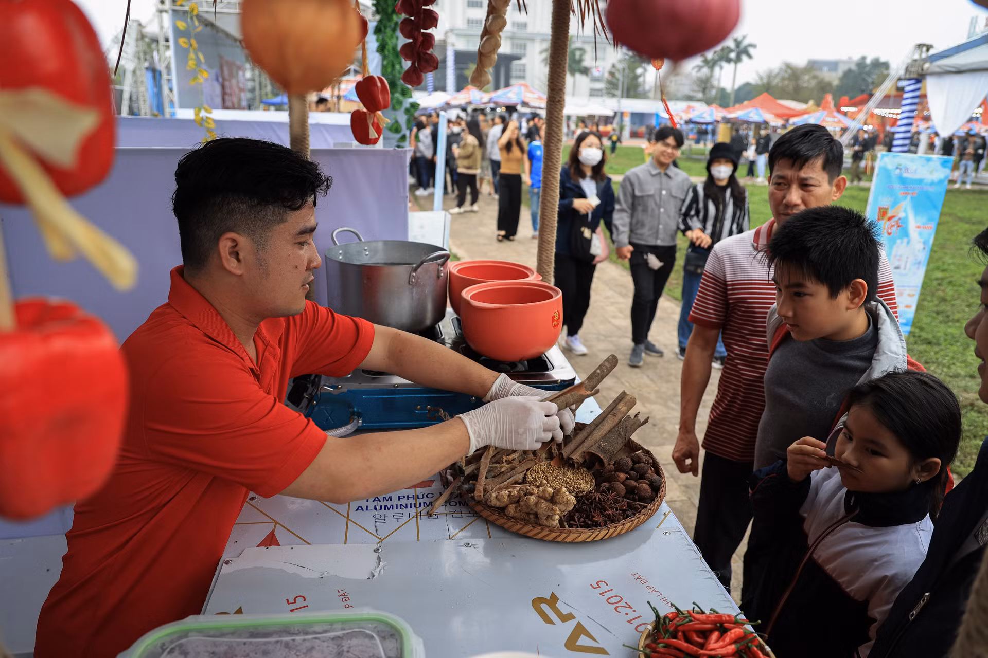Người dân tìm hiểu về nguyên liệu có trong bát phở sâm ngọc linh.