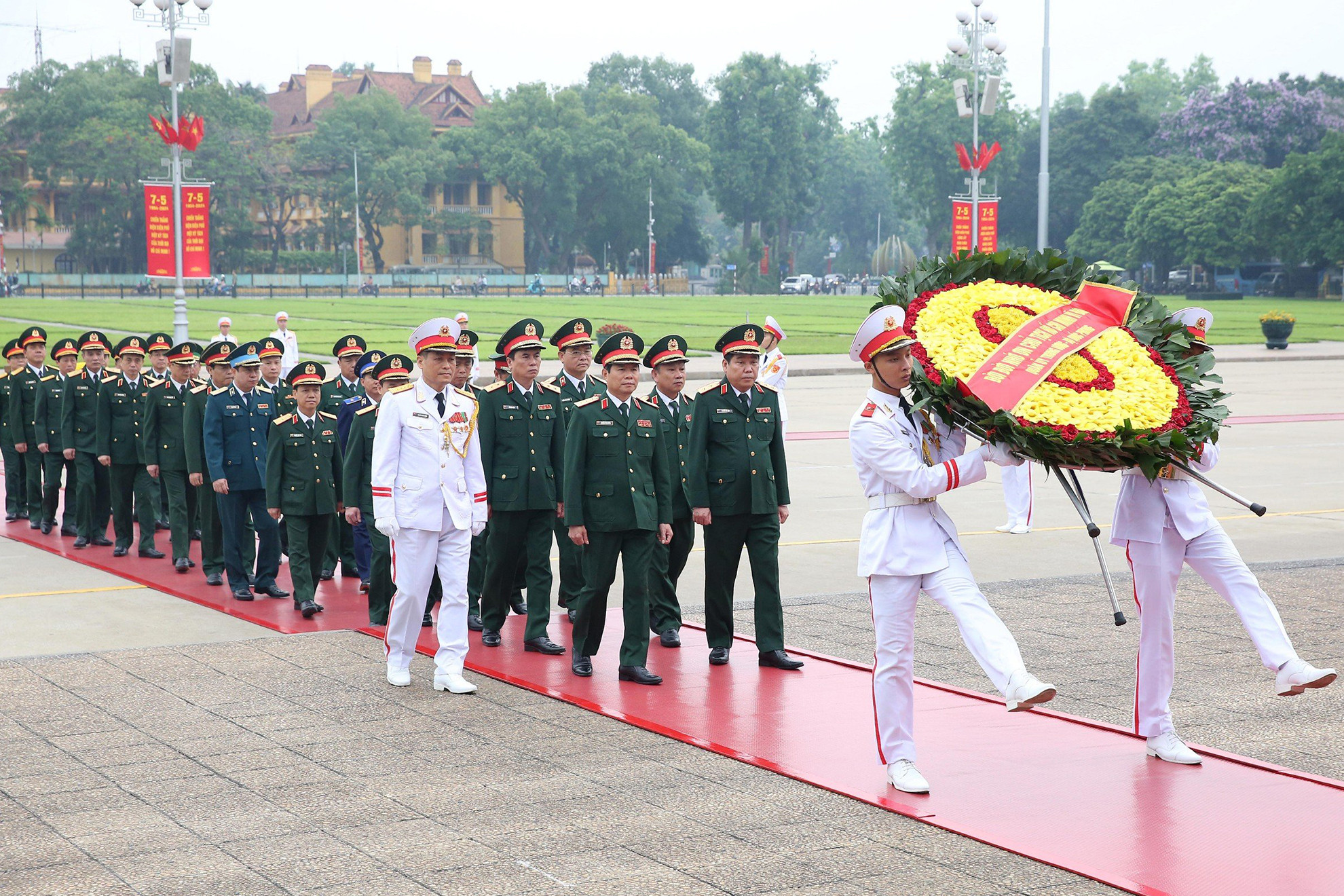 Đoàn đại biểu Quân ủy Trung ương và Bộ Quốc phòng vào Lăng viếng Bác.