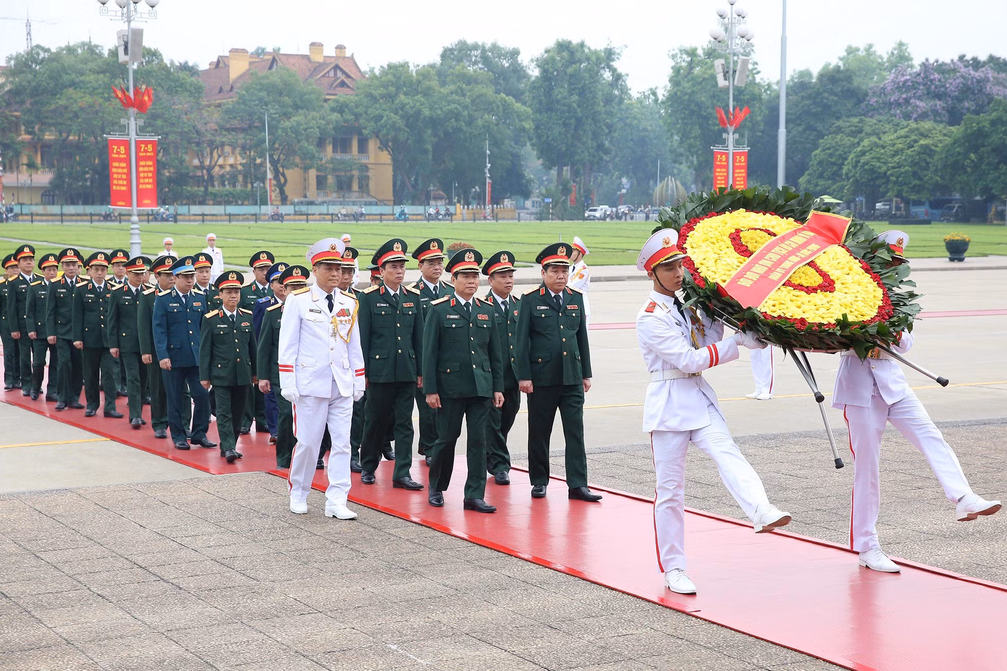 Đoàn đại biểu Quân ủy Trung ương và Bộ Quốc phòng vào Lăng viếng Bác.