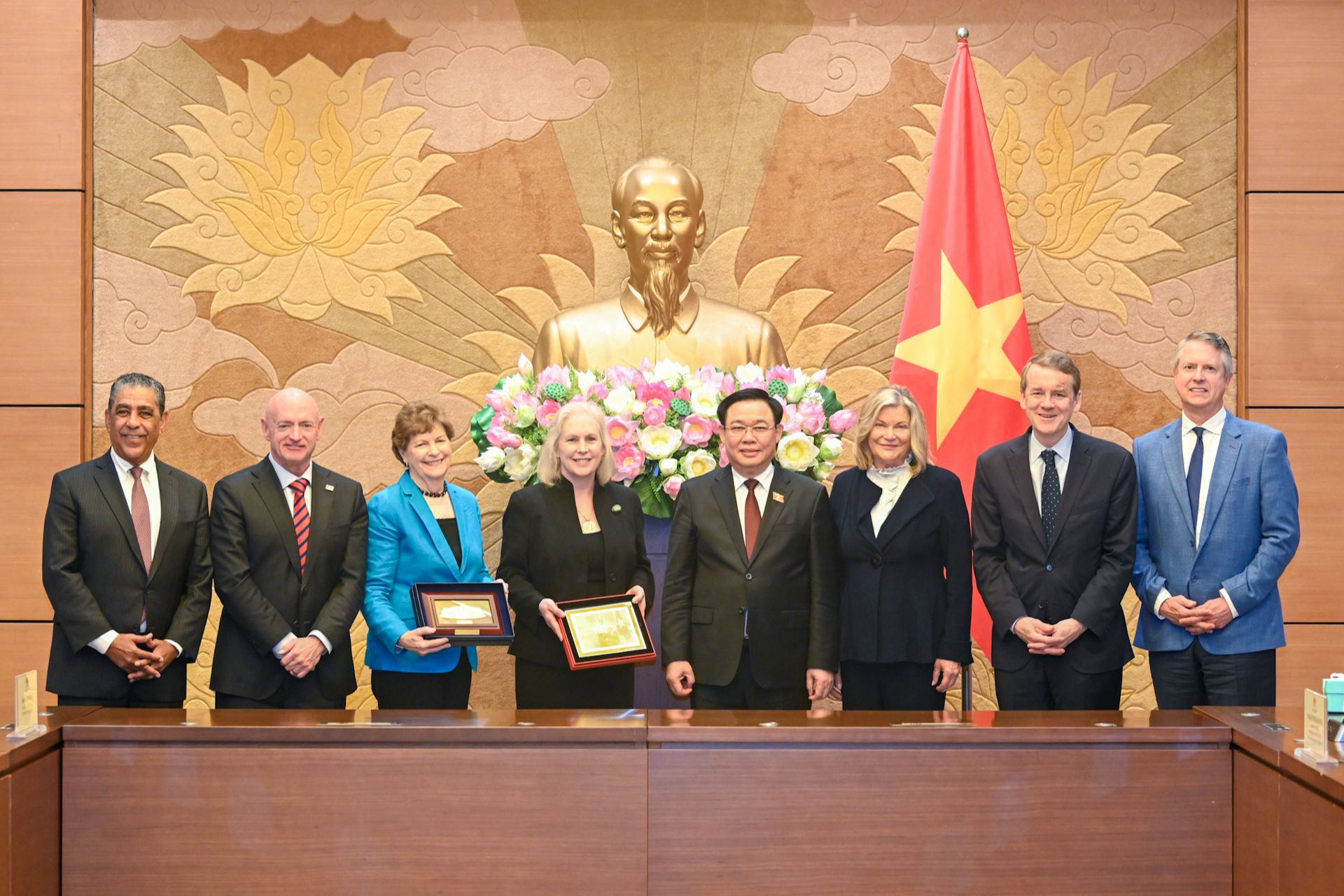 Chủ tịch Quốc hội Vương Đình Huệ chụp ảnh lưu niệm với đoàn Nghị sĩ Hoa Kỳ.